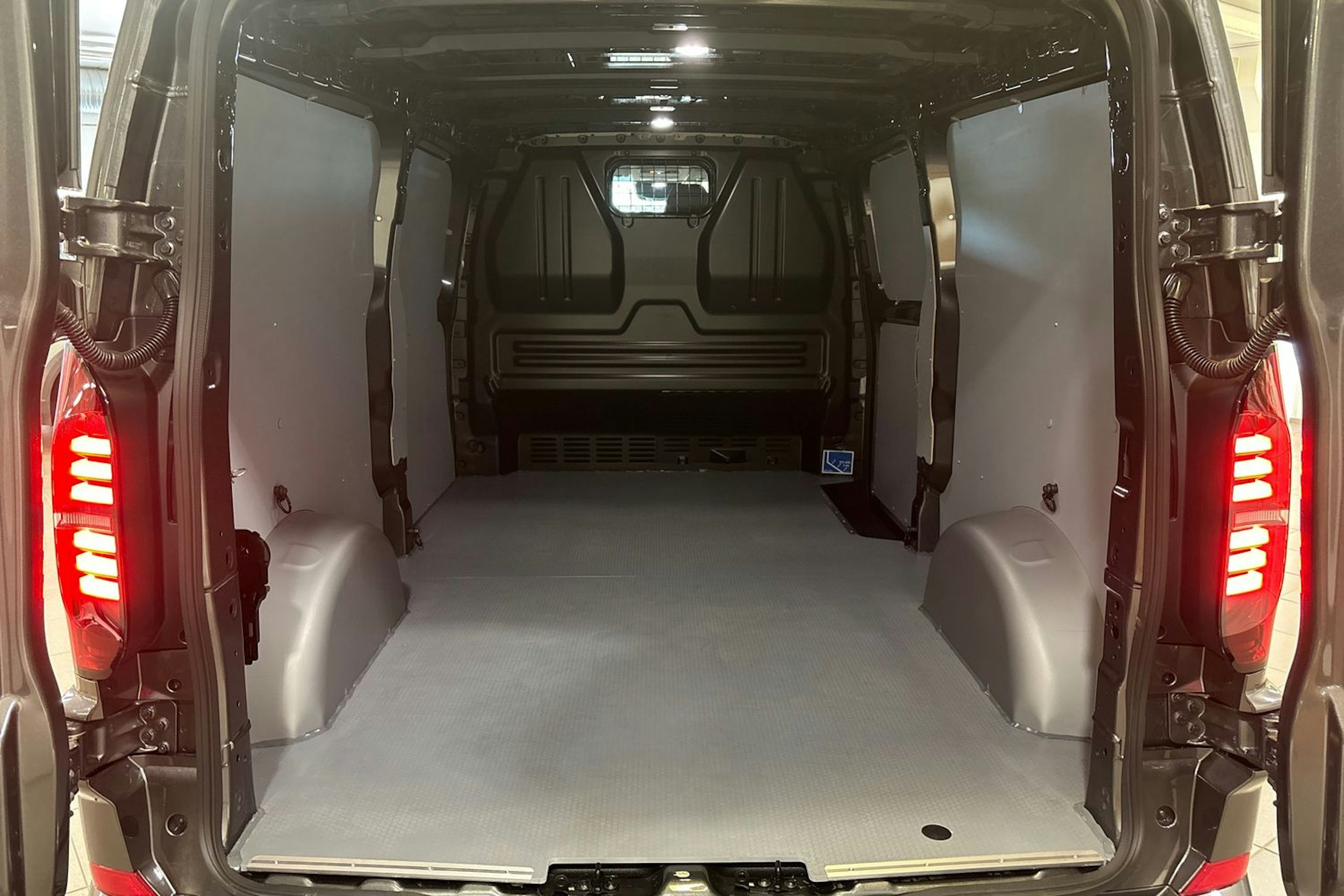 met. harmaa Volkswagen Transporter 2025 kuva 17.
