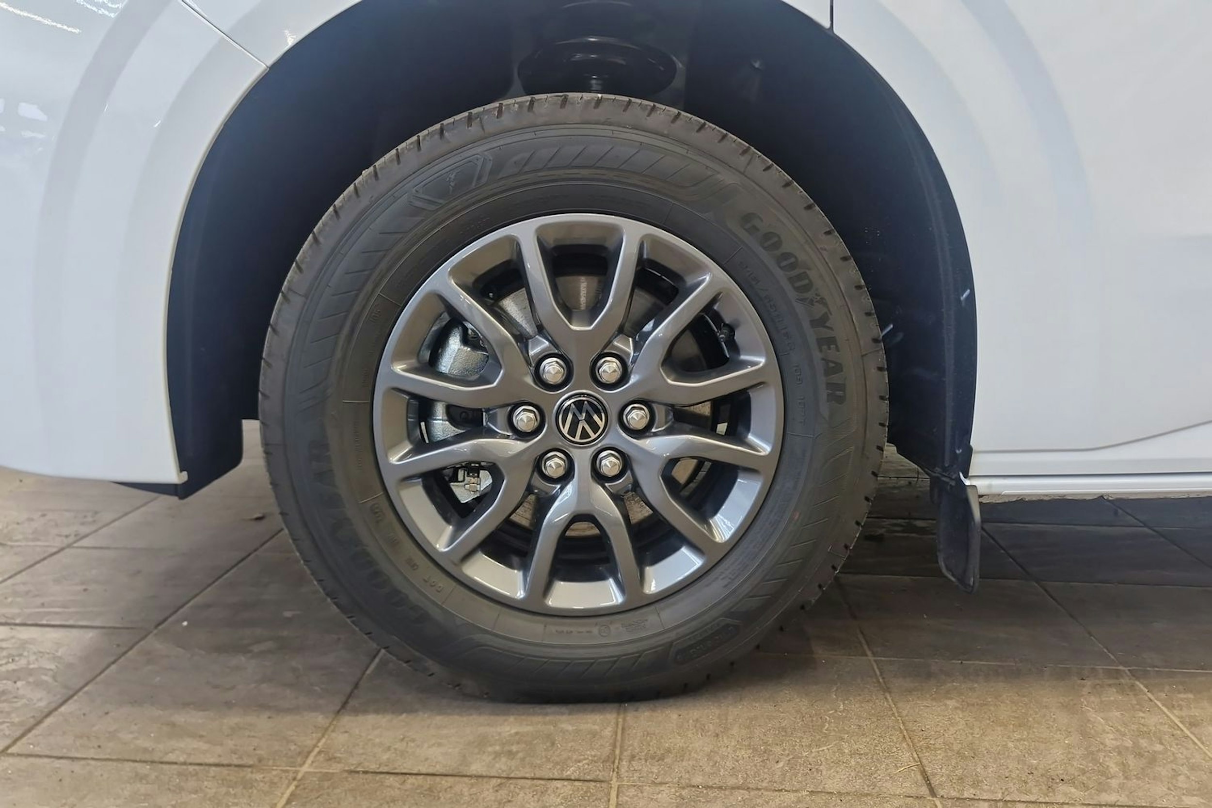 valkoinen Volkswagen Transporter 2025 kuva 10.