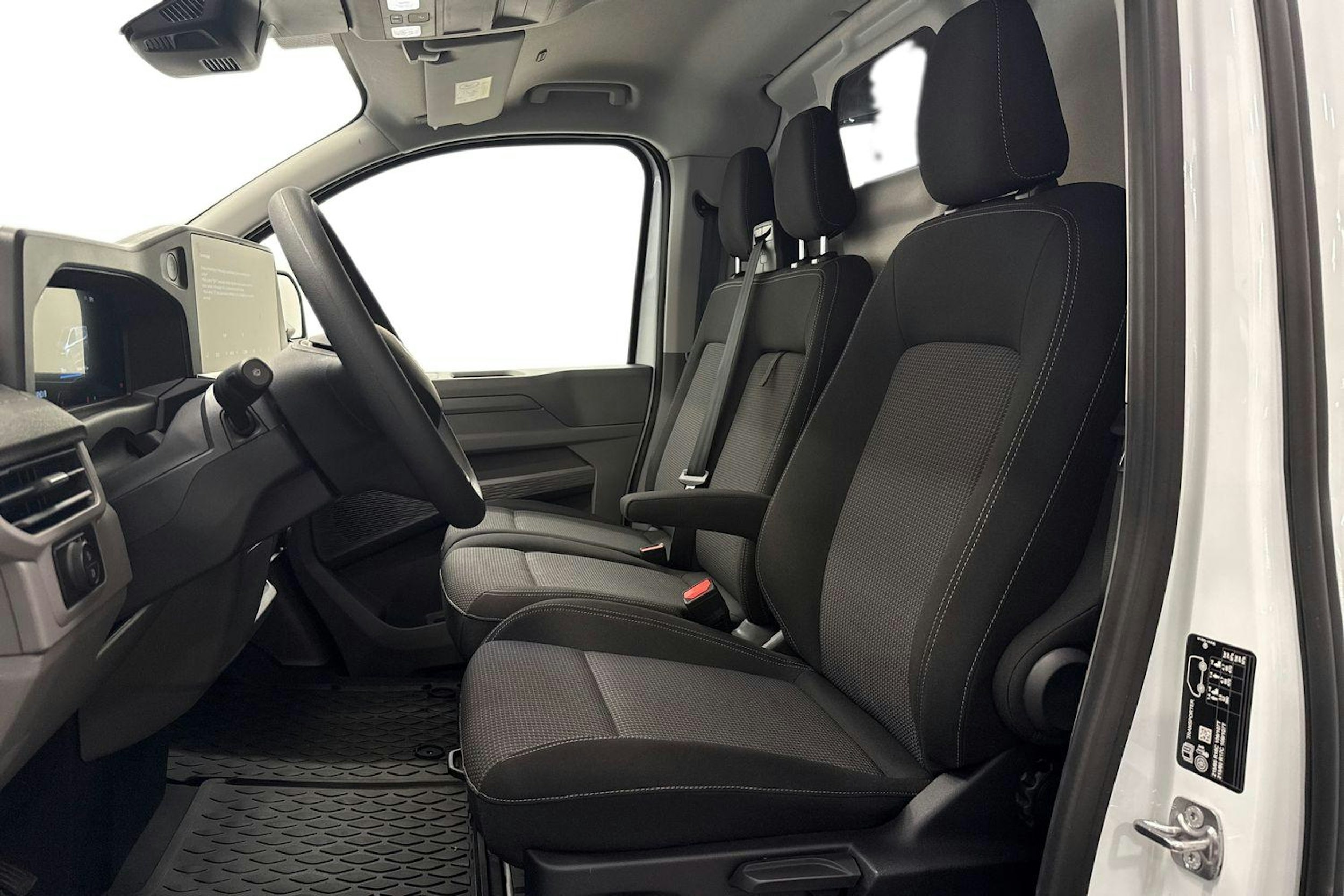 valkoinen Volkswagen Transporter 2025 kuva 10.