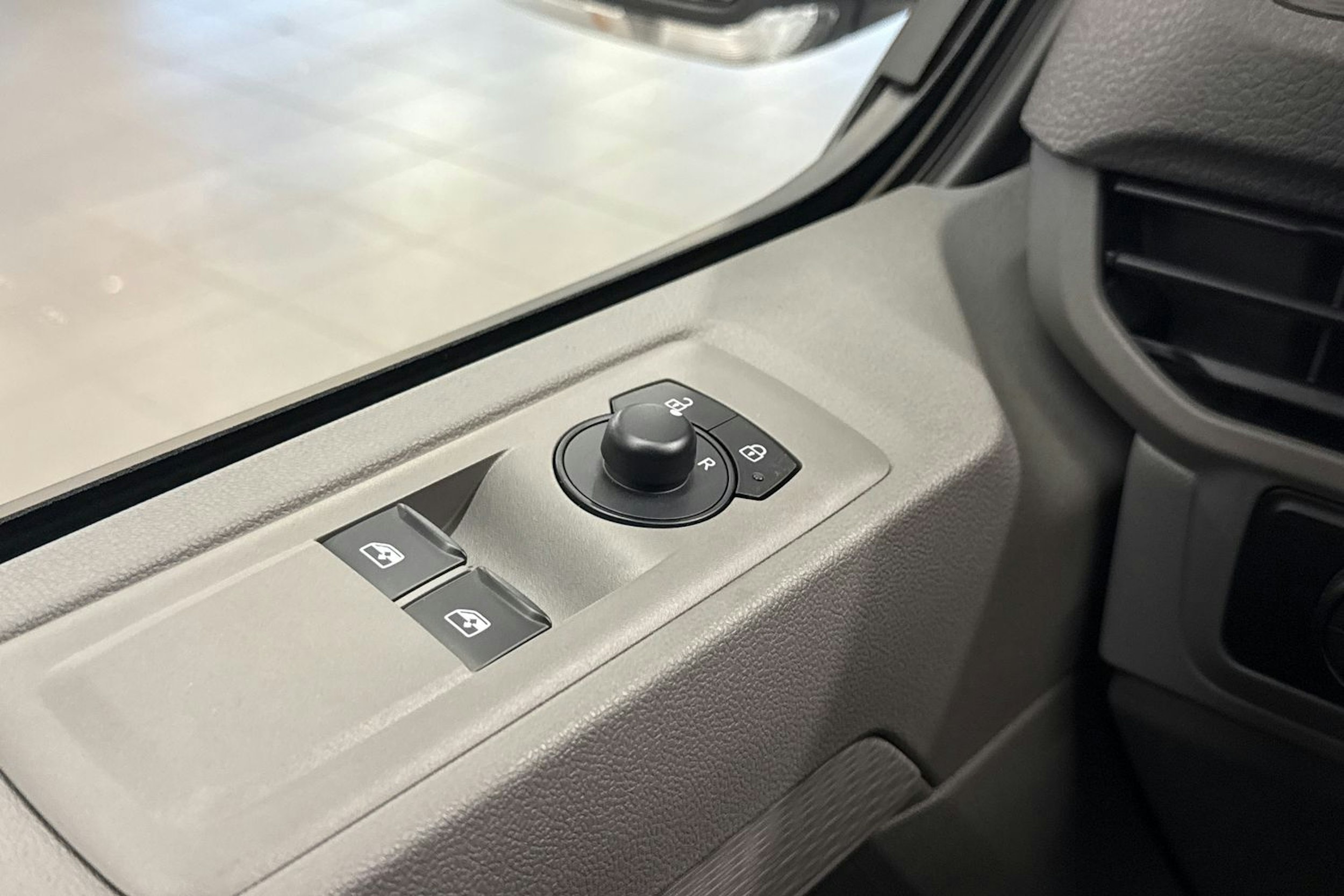 valkoinen Volkswagen Transporter 2025 kuva 16.