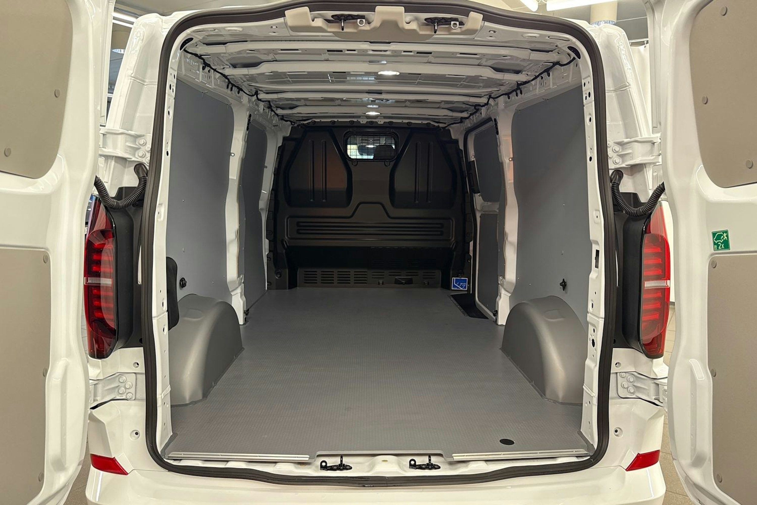 valkoinen Volkswagen Transporter 2025 kuva 26.