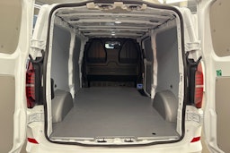 valkoinen Volkswagen Transporter 2025 kuva 26.