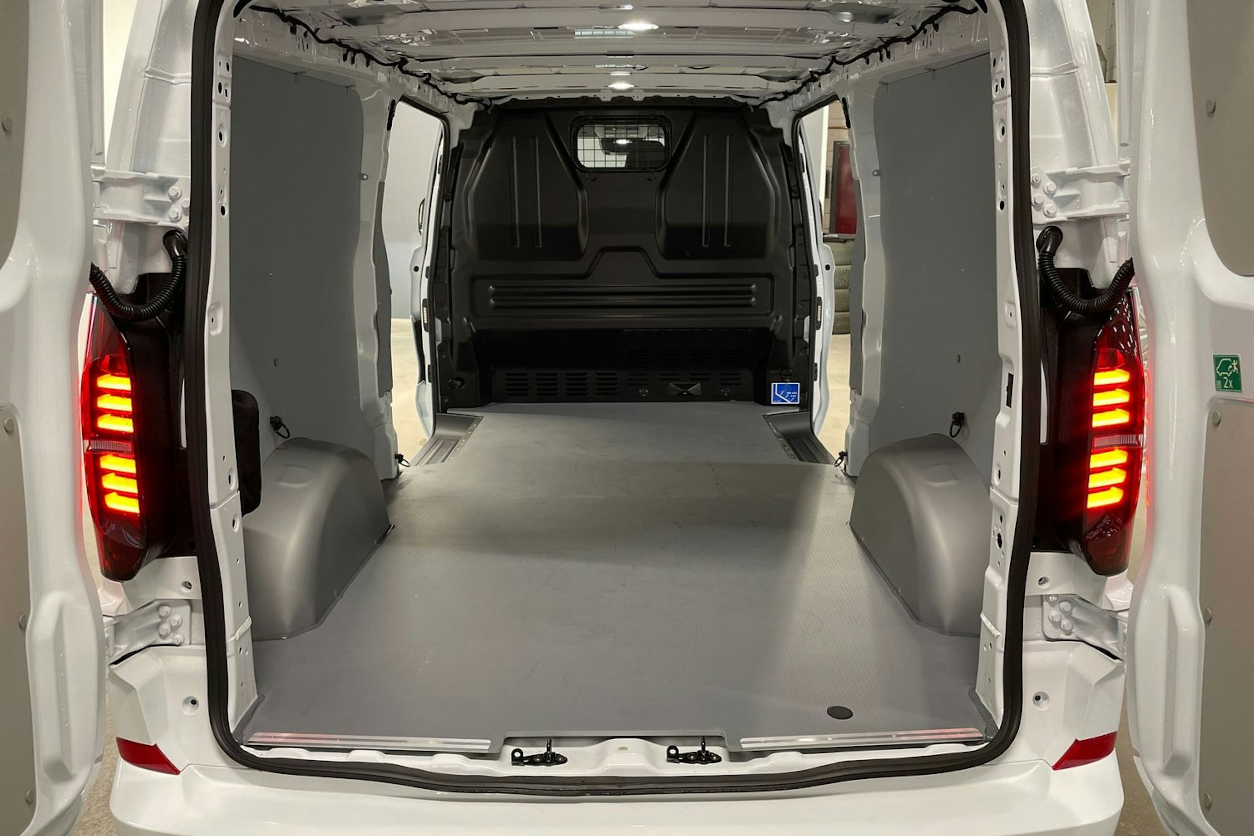valkoinen Volkswagen Transporter 2025 kuva 8.