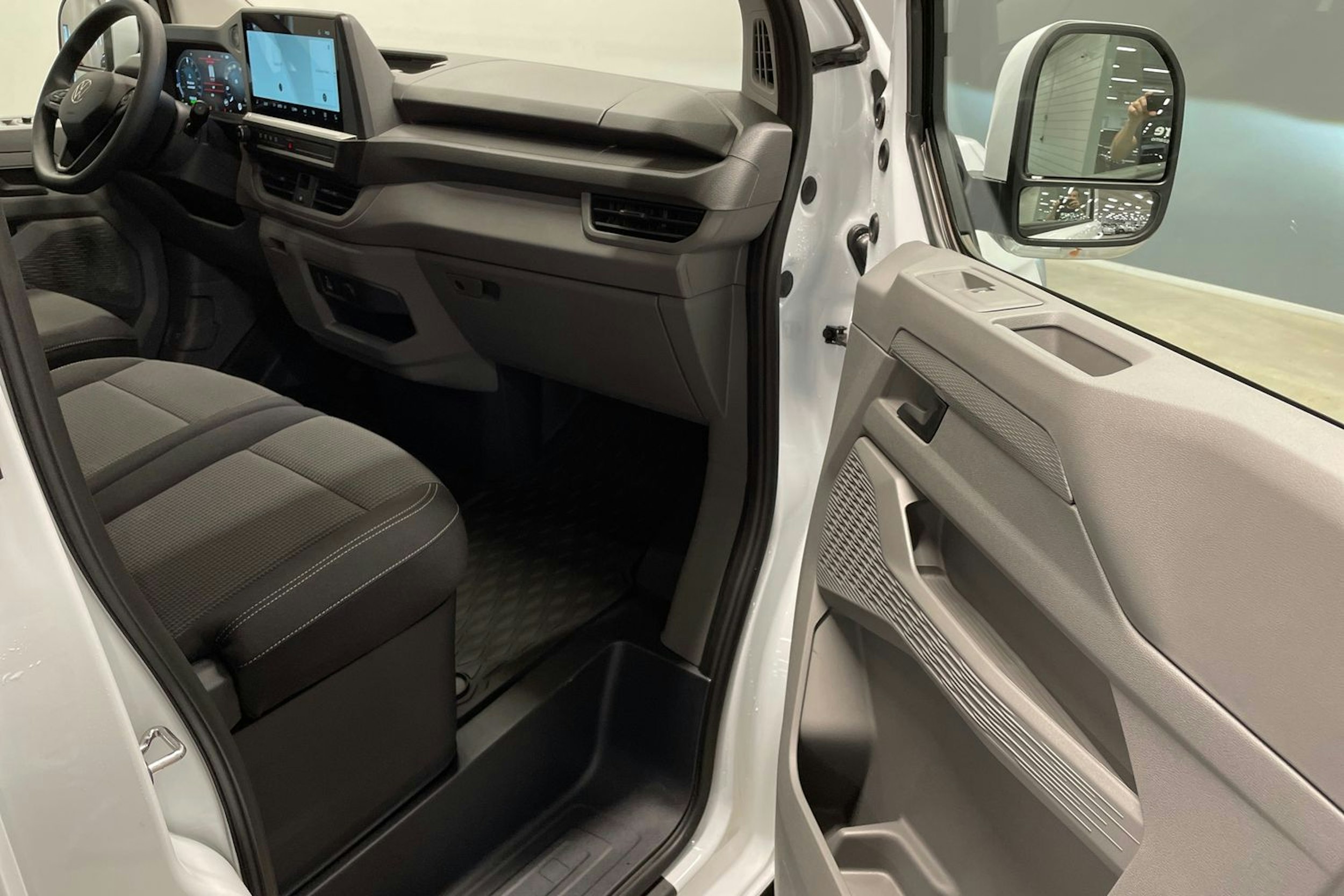 valkoinen Volkswagen e-Transporter 2025 kuva 30.