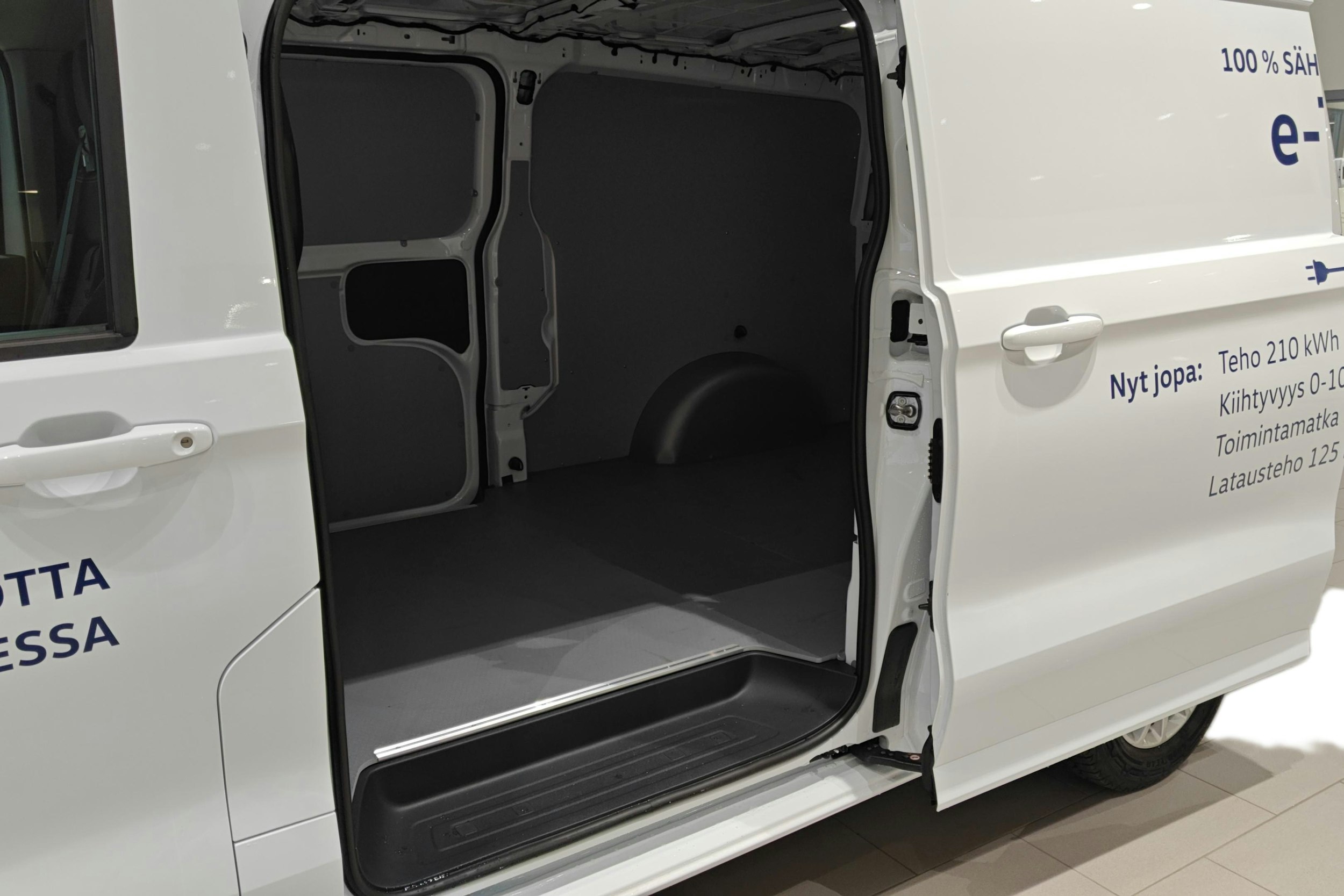 valkoinen Volkswagen Transporter 2025 kuva 8.