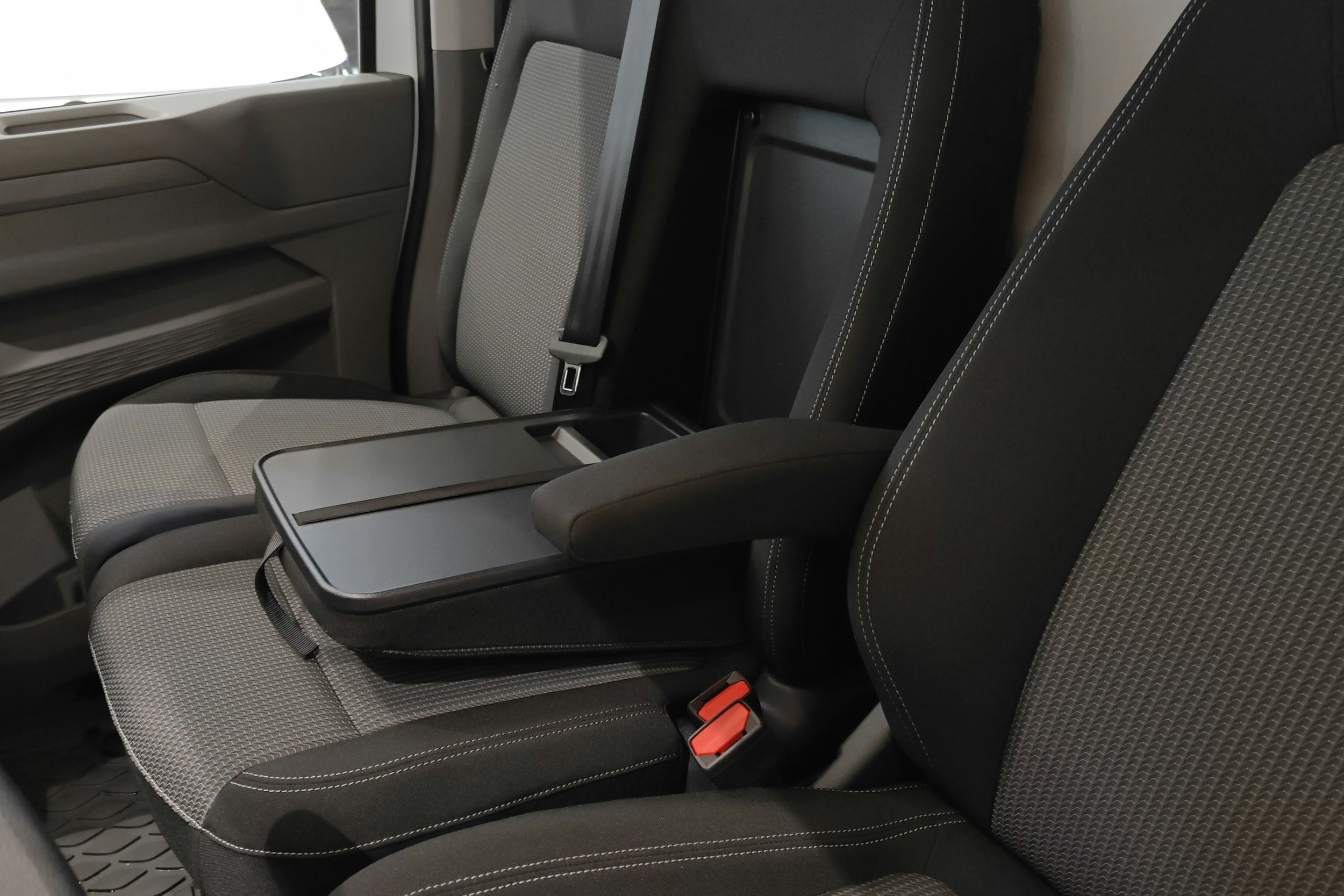 valkoinen Volkswagen Transporter 2025 kuva 18.