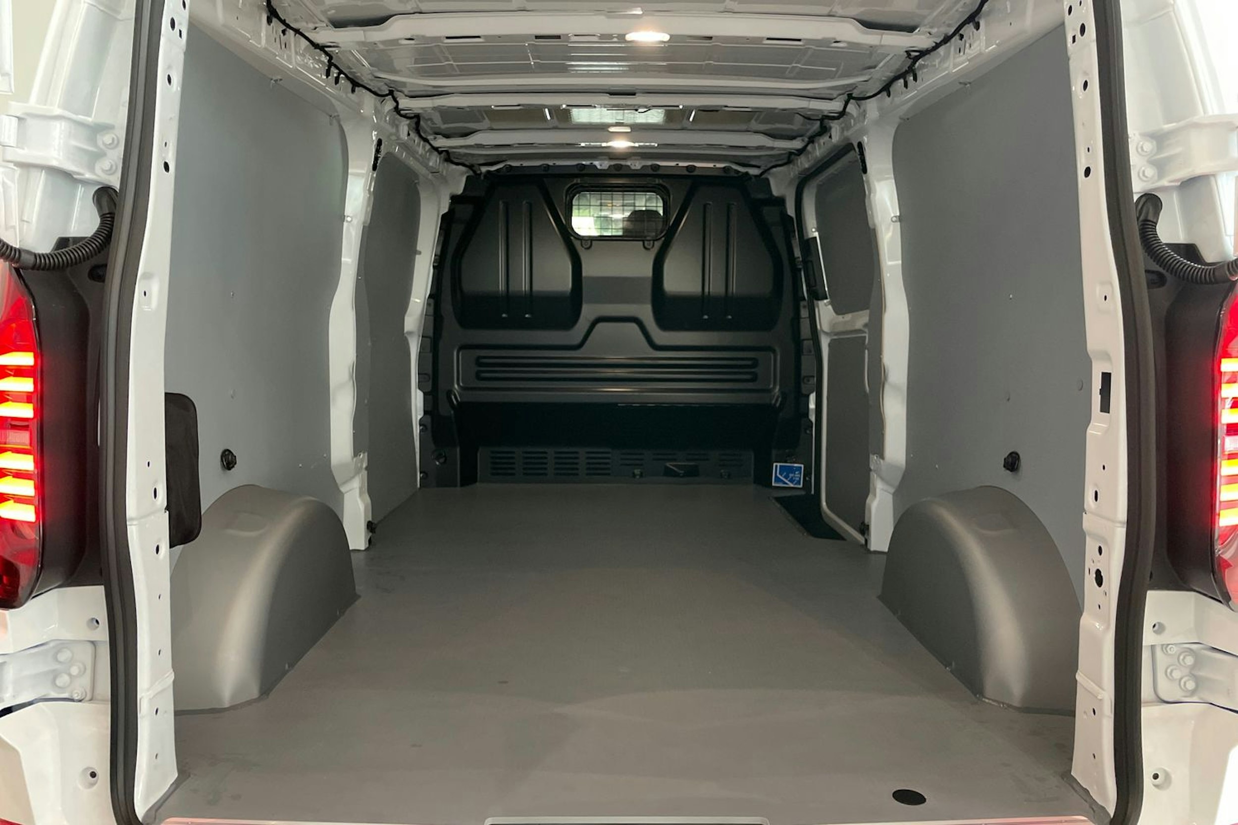 valkoinen Volkswagen Transporter 2025 kuva 9.