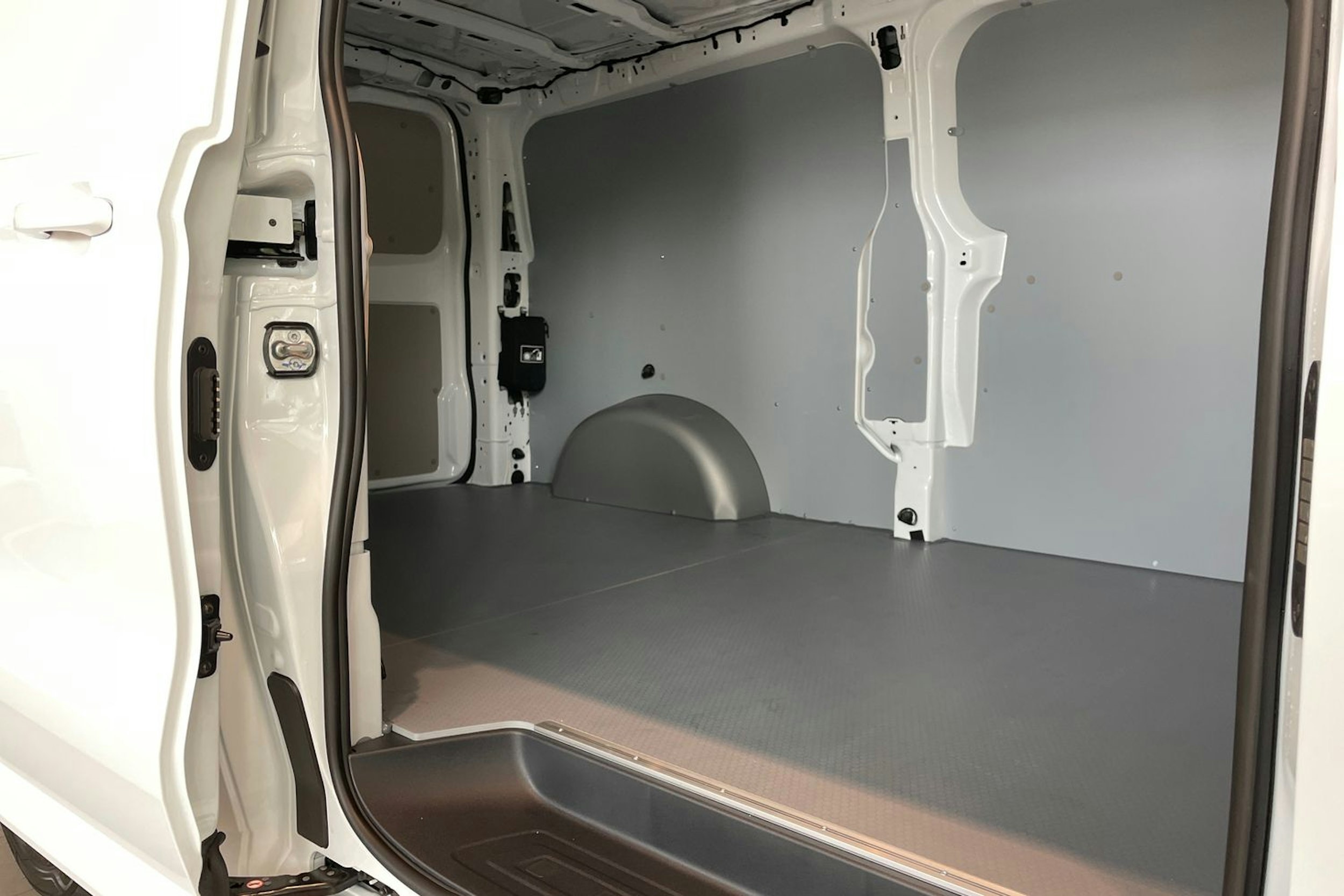 valkoinen Volkswagen Transporter 2025 kuva 10.