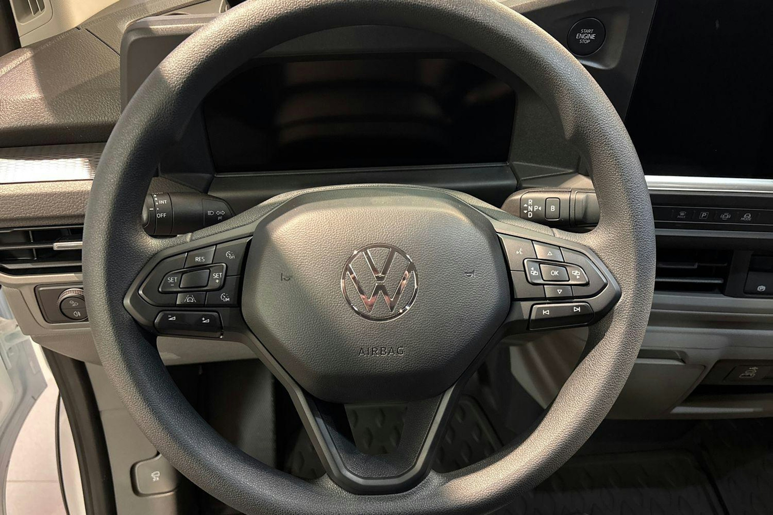 valkoinen Volkswagen Transporter 2025 kuva 9.