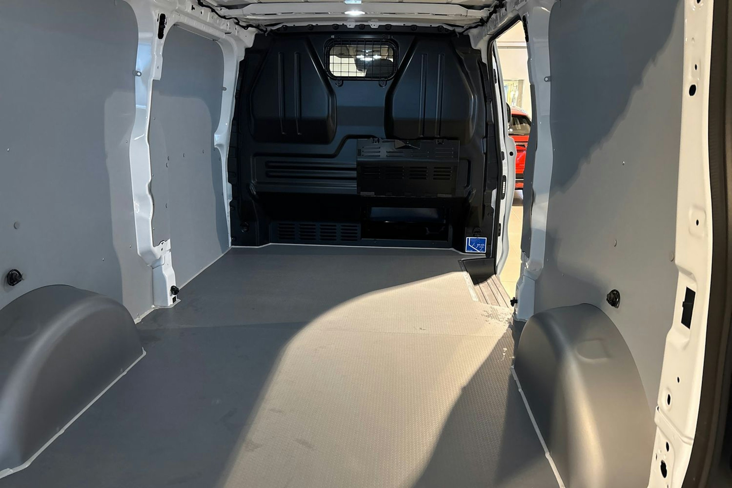 valkoinen Volkswagen Transporter 2025 kuva 18.