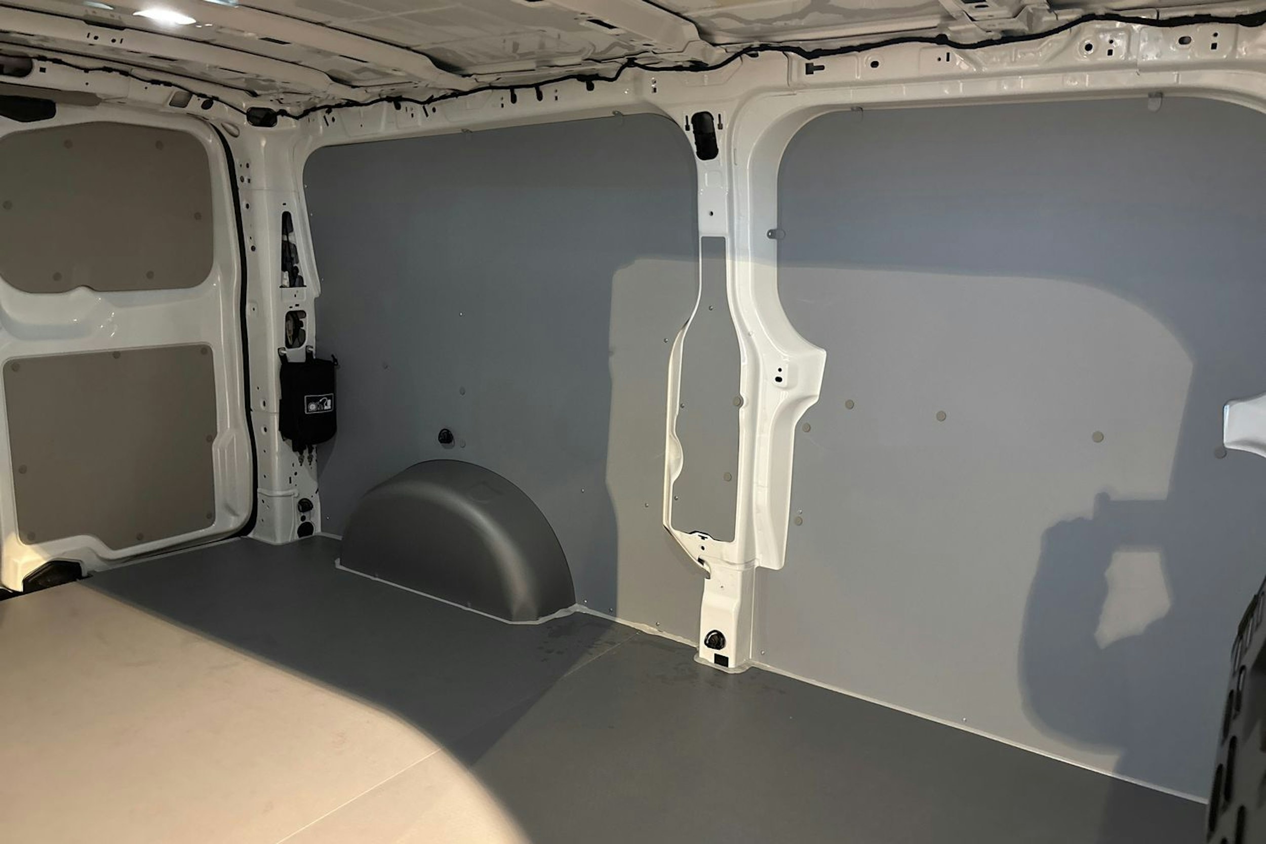 valkoinen Volkswagen Transporter 2025 kuva 21.