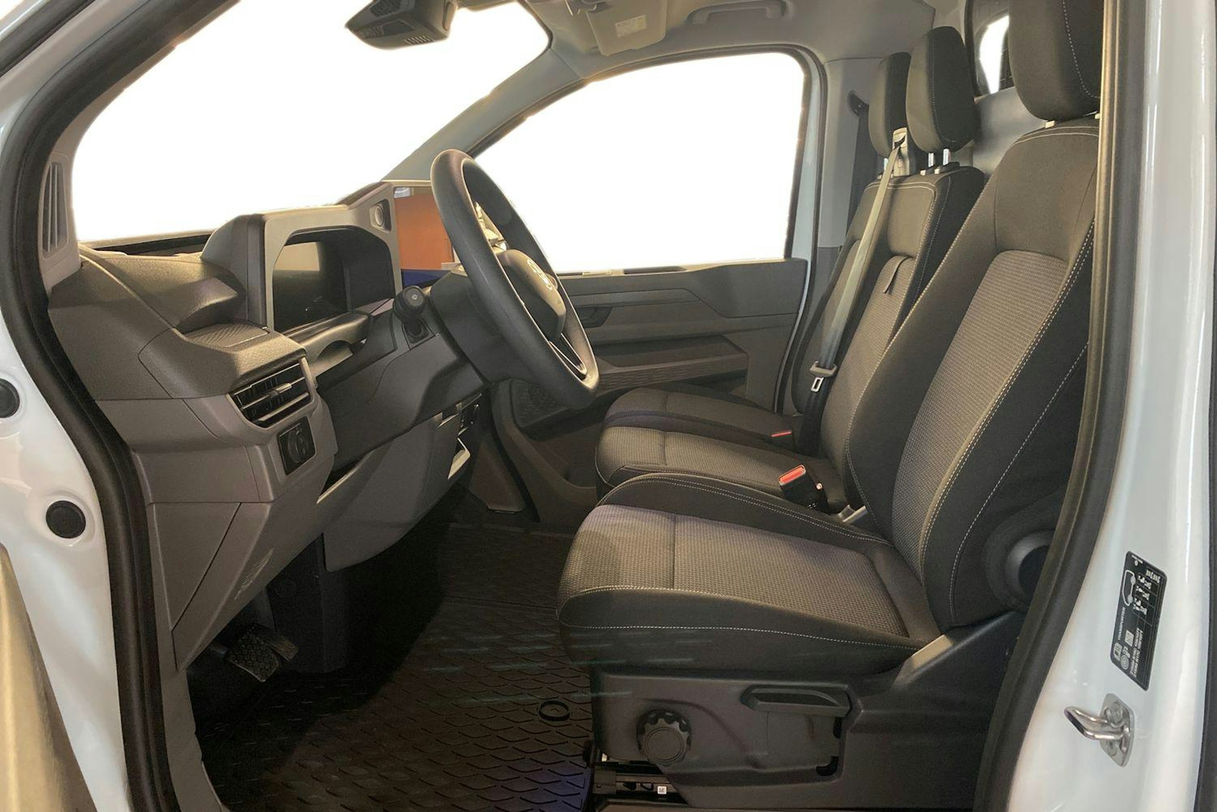 valkoinen Volkswagen Transporter 2025 kuva 9.