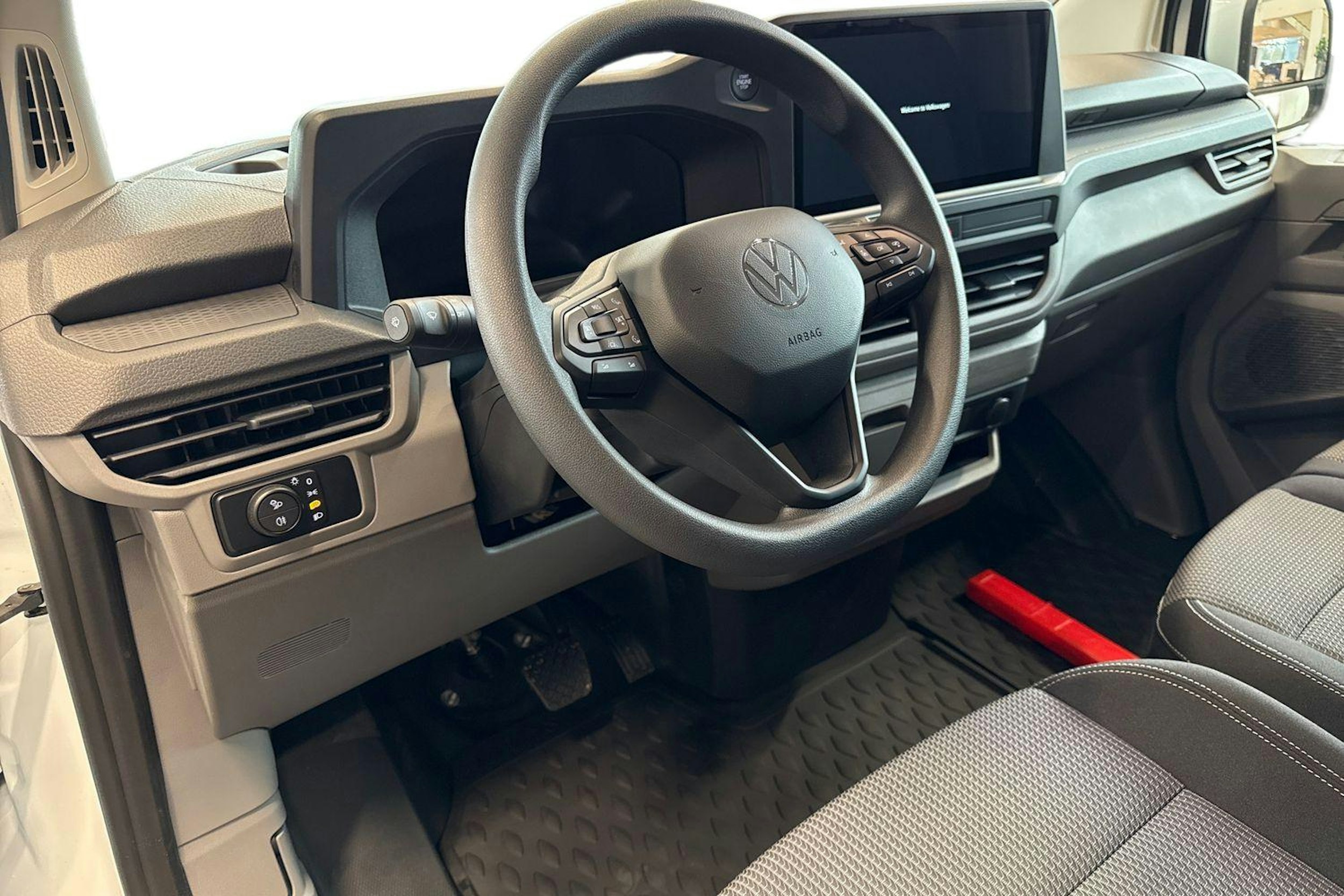 valkoinen Volkswagen Transporter 2025 kuva 6.