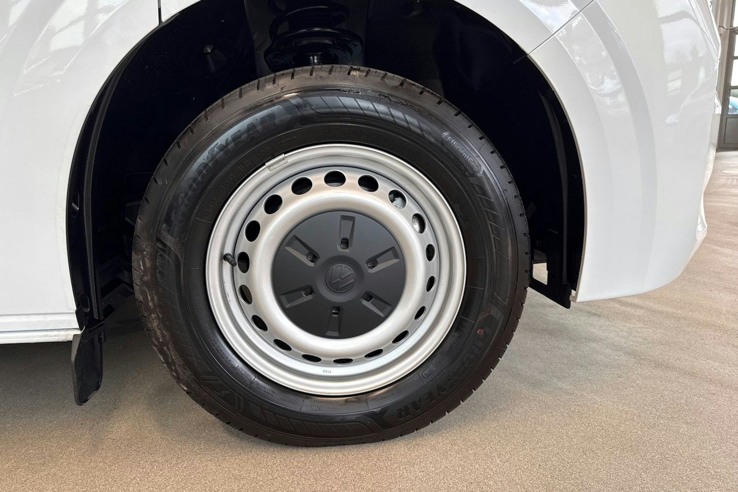 valkoinen Volkswagen Transporter 2025 kuva 9.