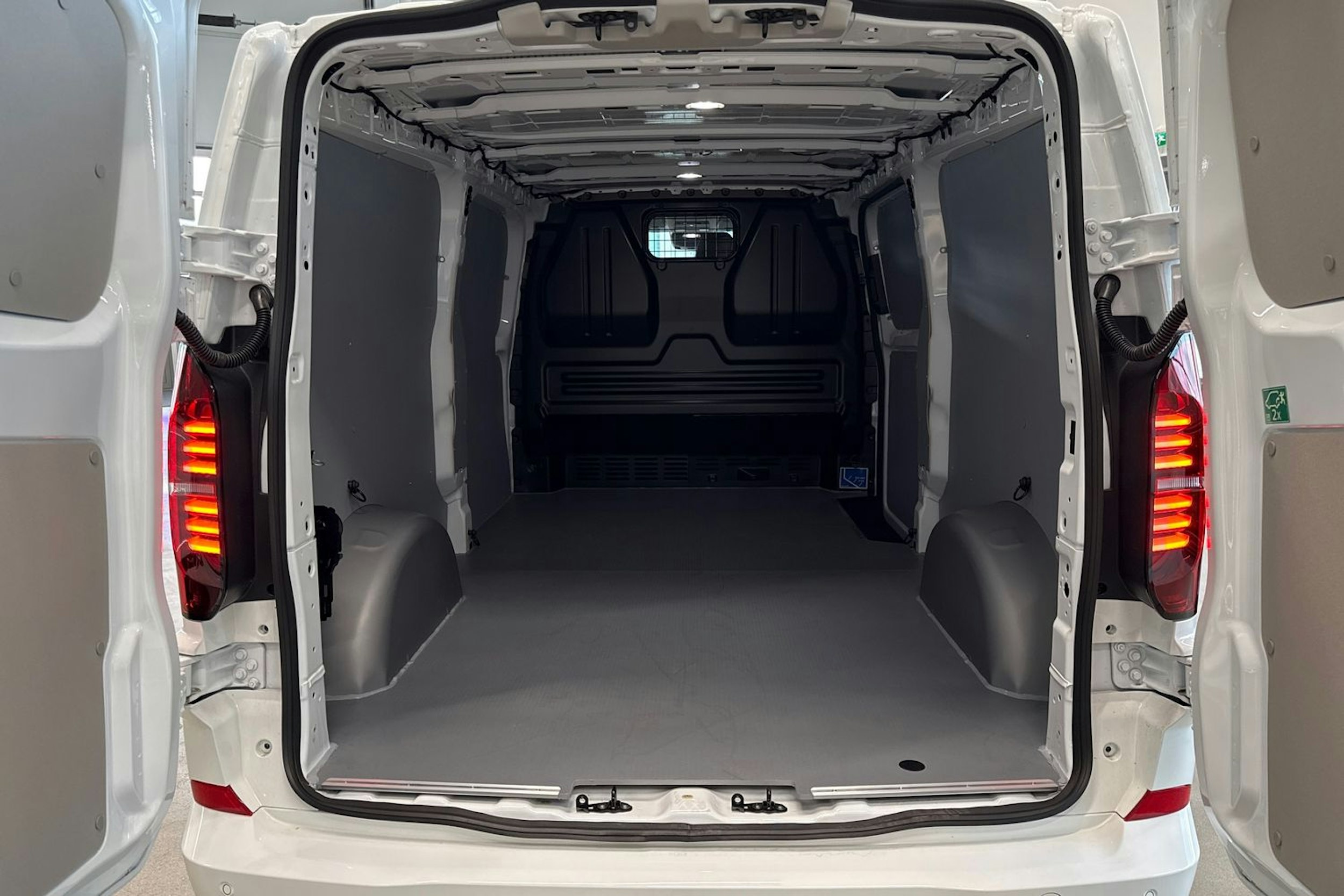 valkoinen Volkswagen Transporter 2025 kuva 10.