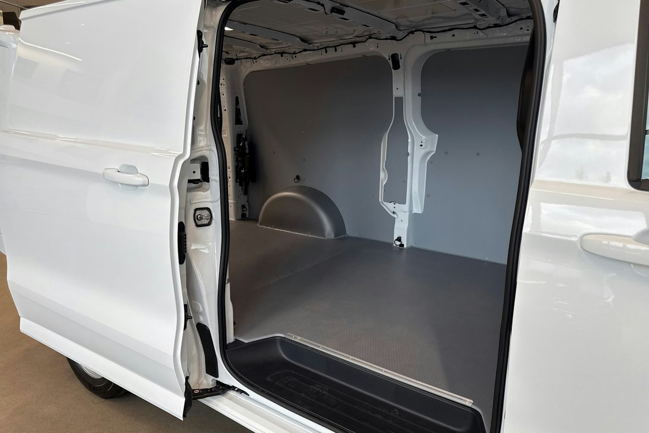valkoinen Volkswagen Transporter 2025 kuva 11.