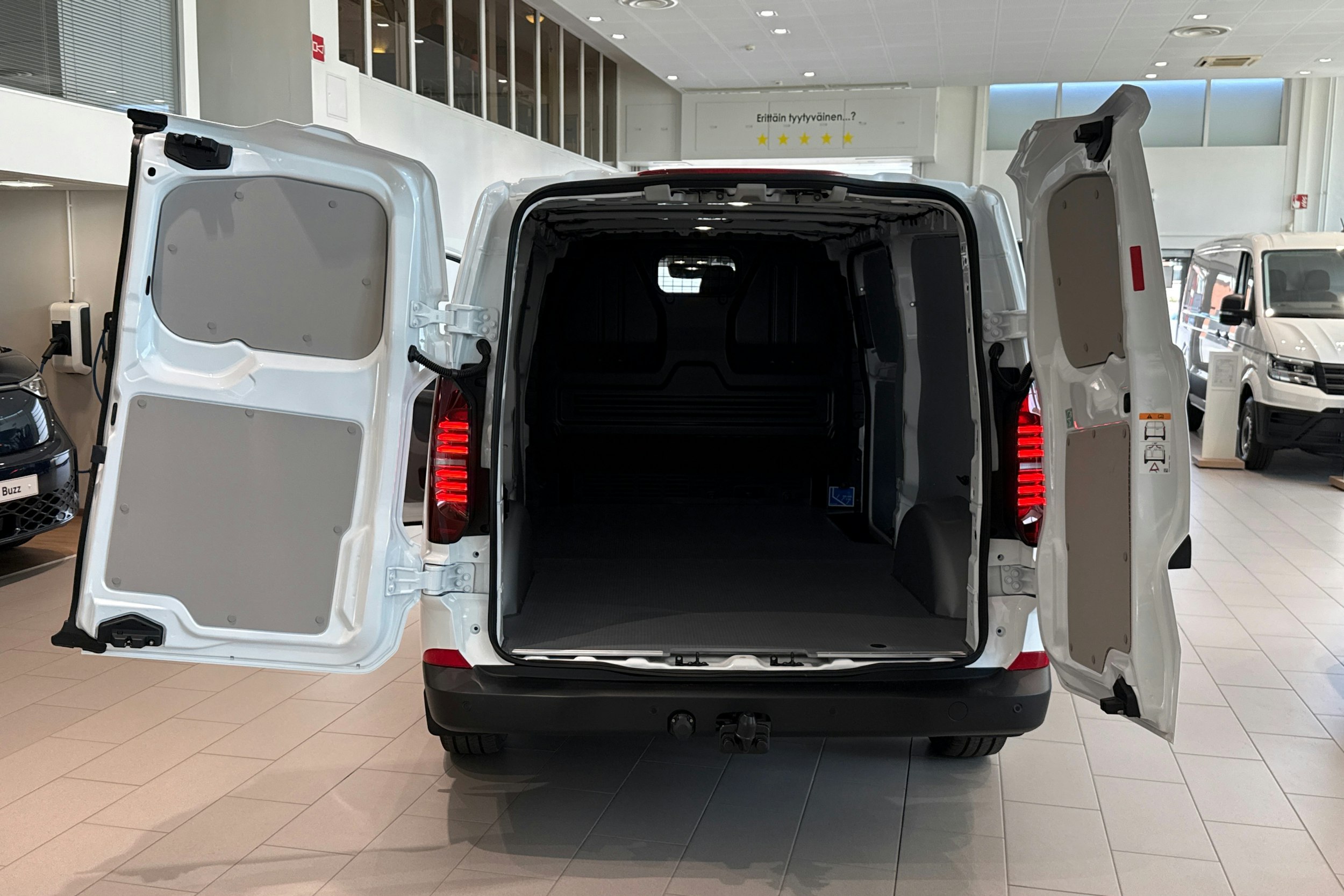 valkoinen Volkswagen Transporter 2025 kuva 14.