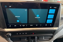 valkoinen Volkswagen Transporter 2025 kuva 18.
