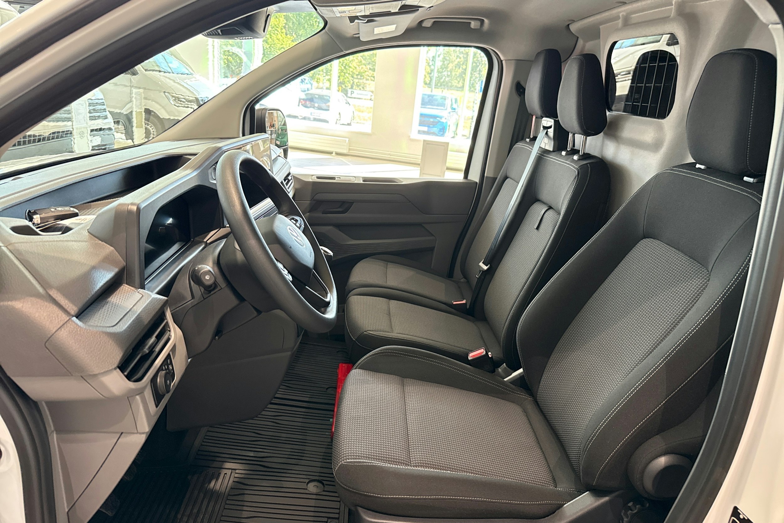 valkoinen Volkswagen Transporter 2025 kuva 25.