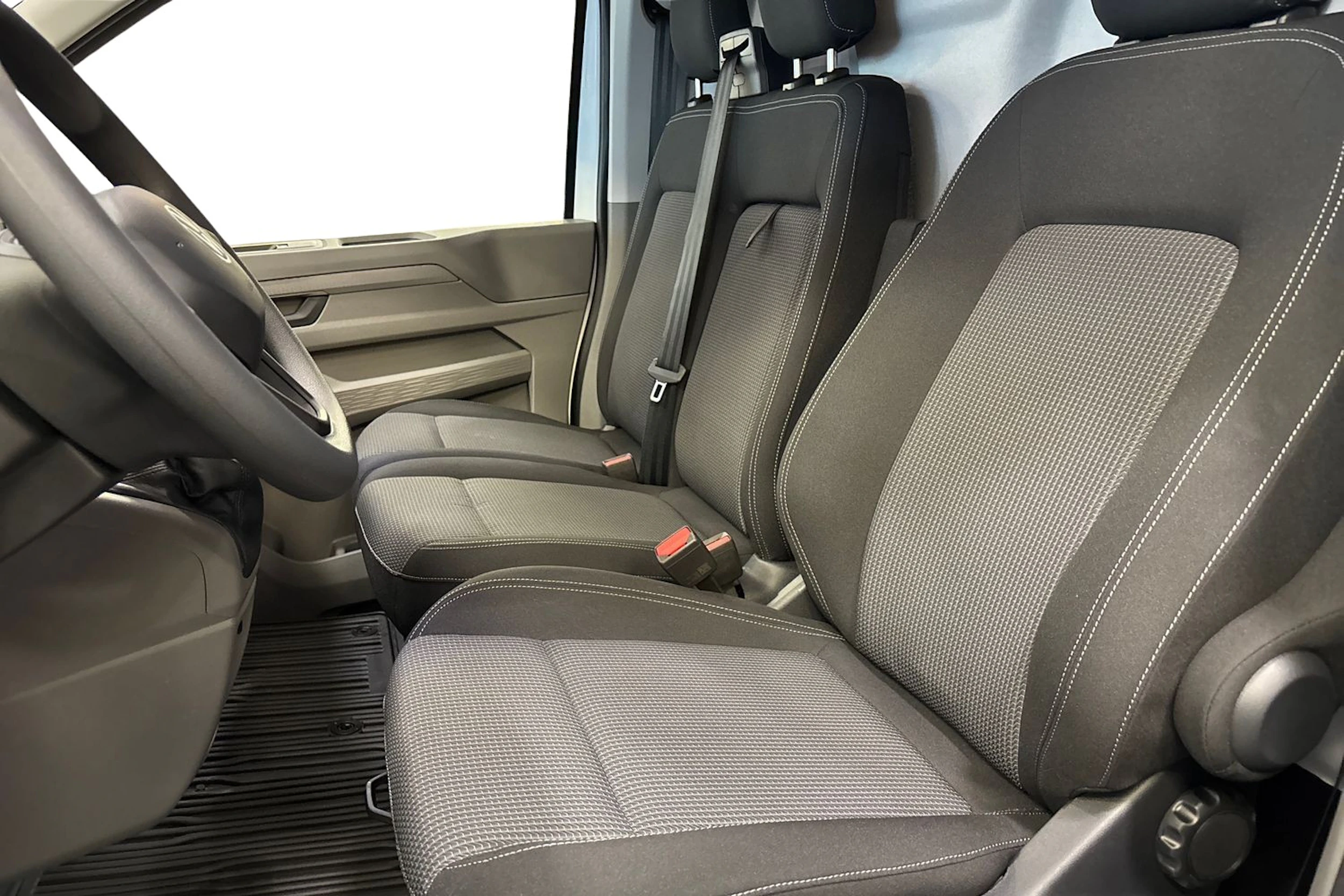 valkoinen Volkswagen Transporter 2025 kuva 8.