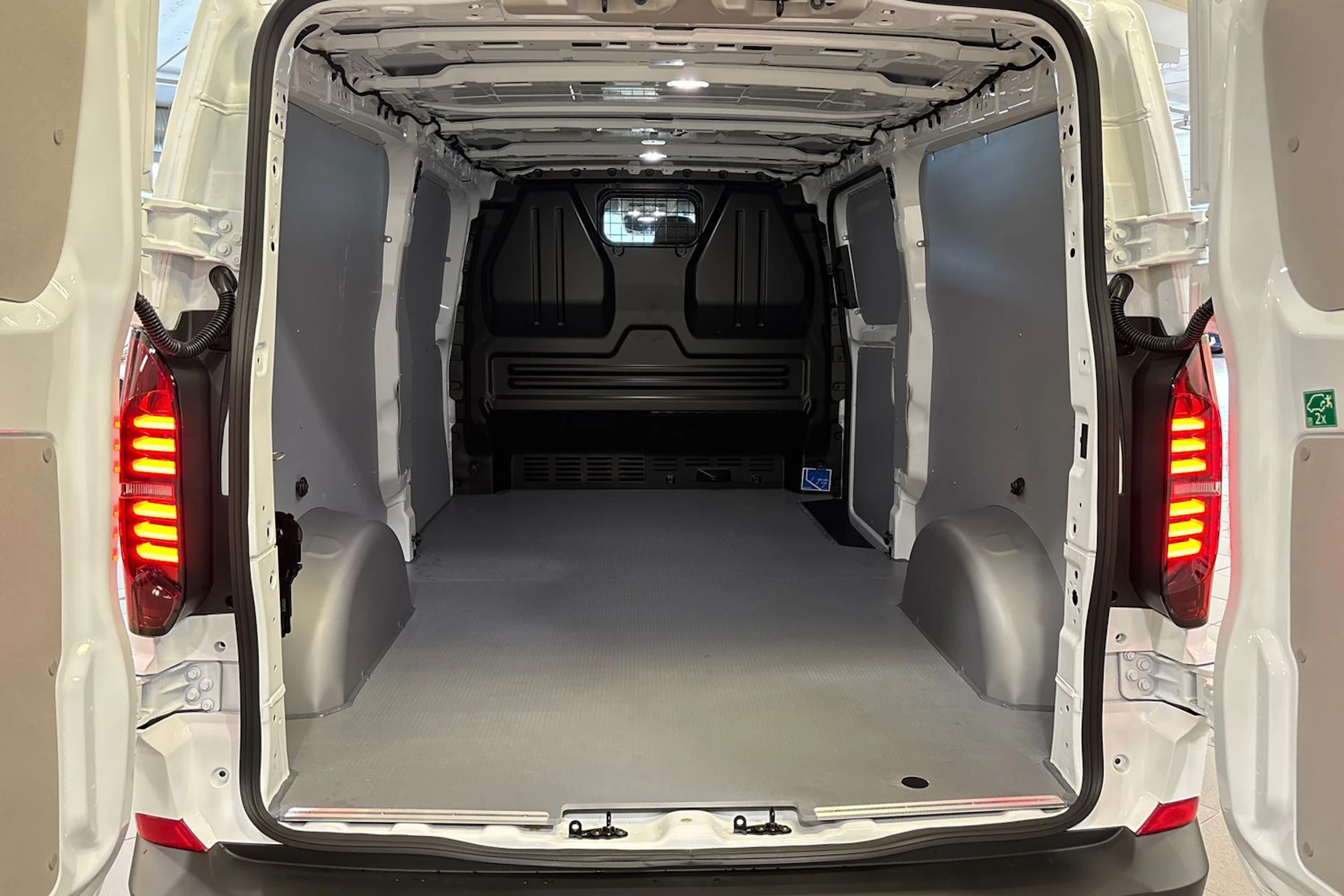 valkoinen Volkswagen Transporter 2025 kuva 10.