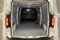 valkoinen Volkswagen Transporter 2025 kuva 10.