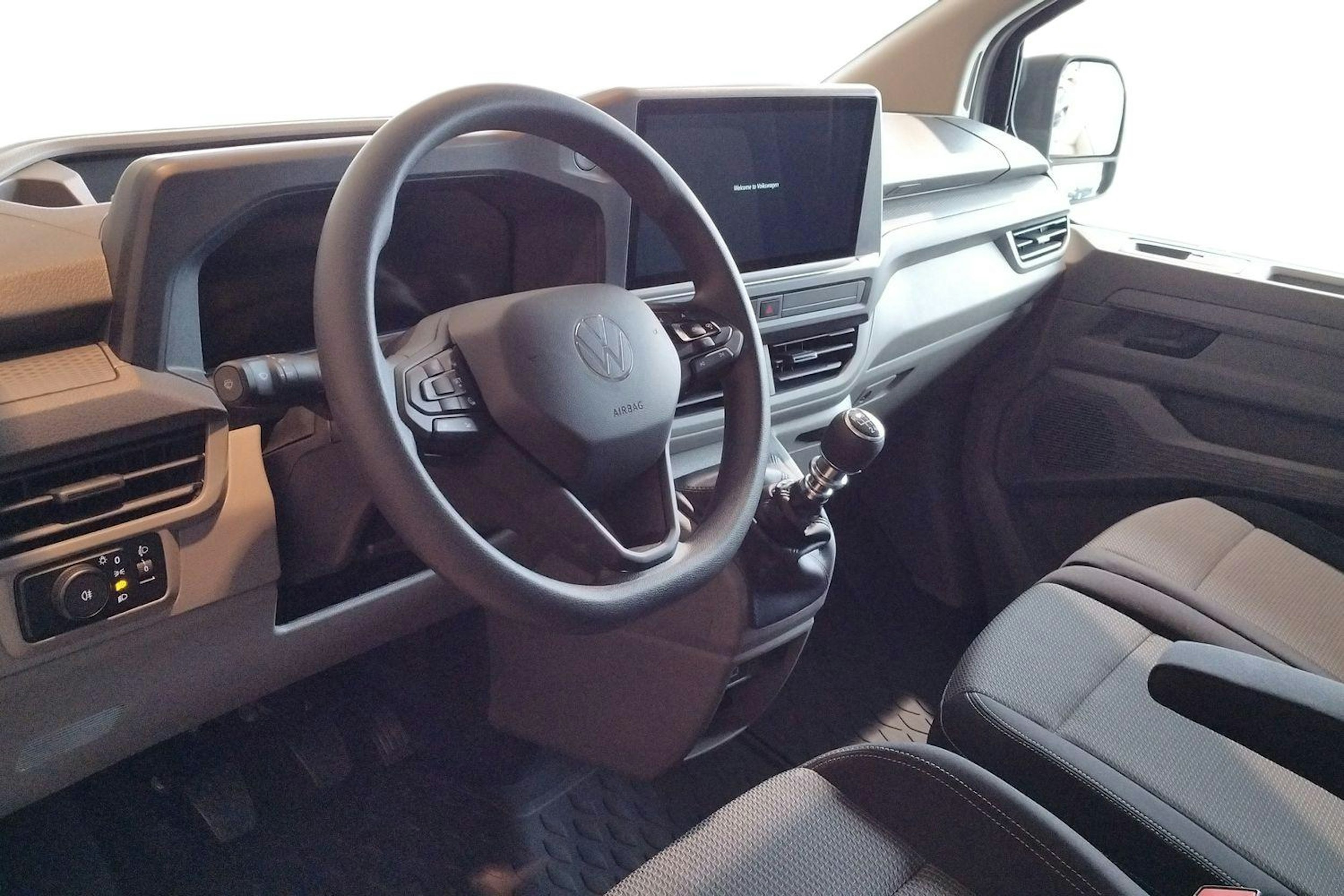 musta Volkswagen Transporter 2025 kuva 8.
