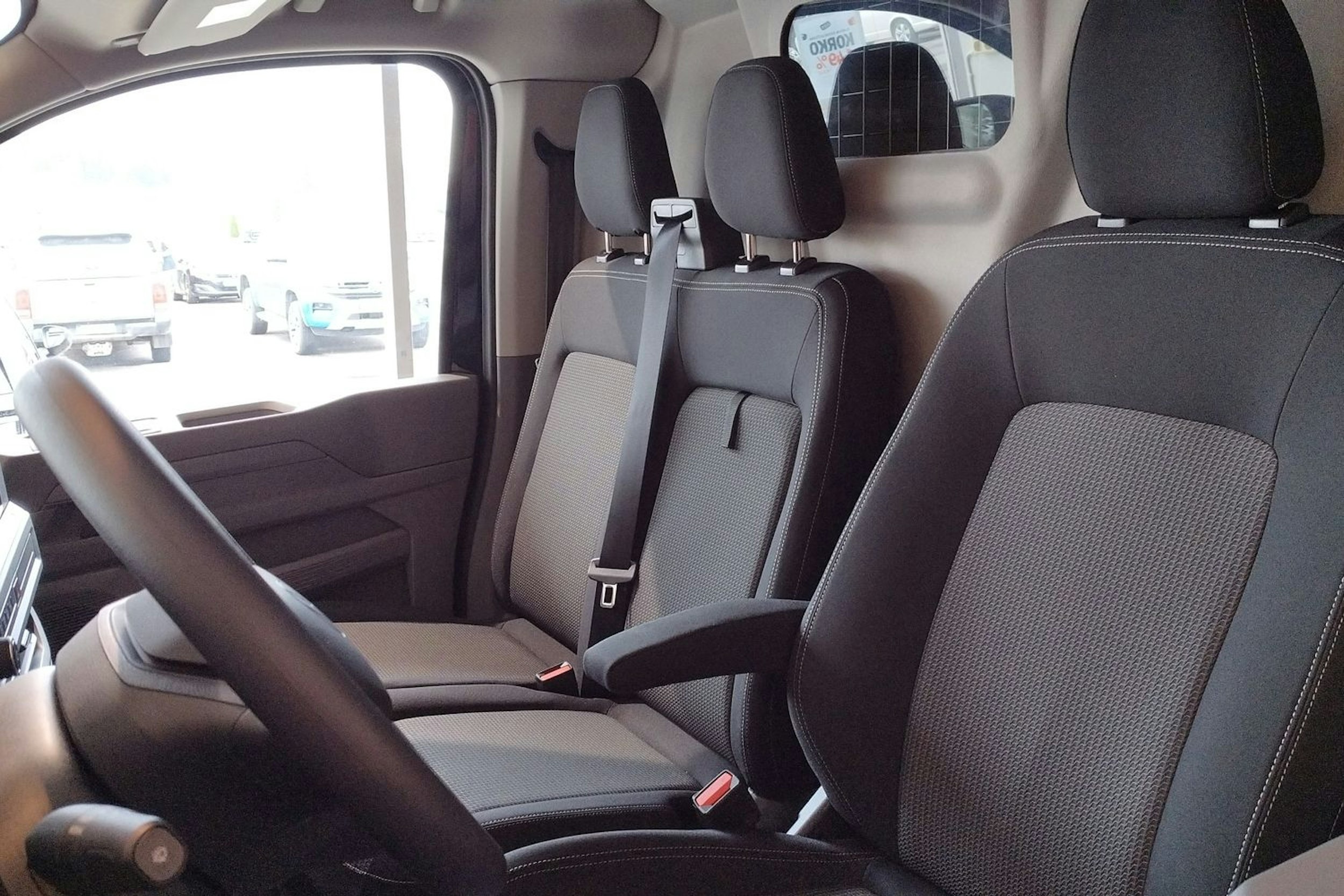 musta Volkswagen Transporter 2025 kuva 13.