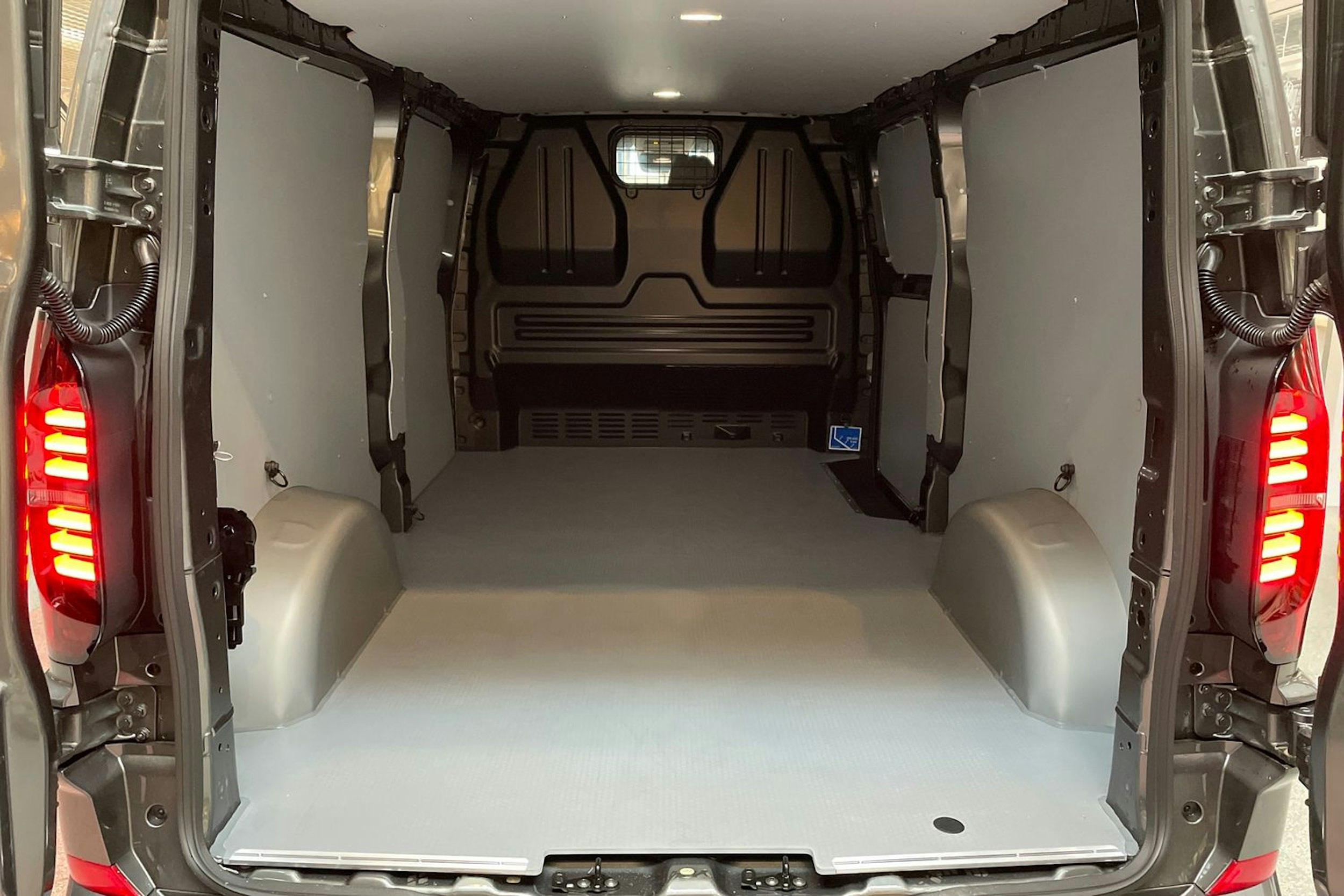 met. harmaa Volkswagen Transporter 2025 kuva 14.