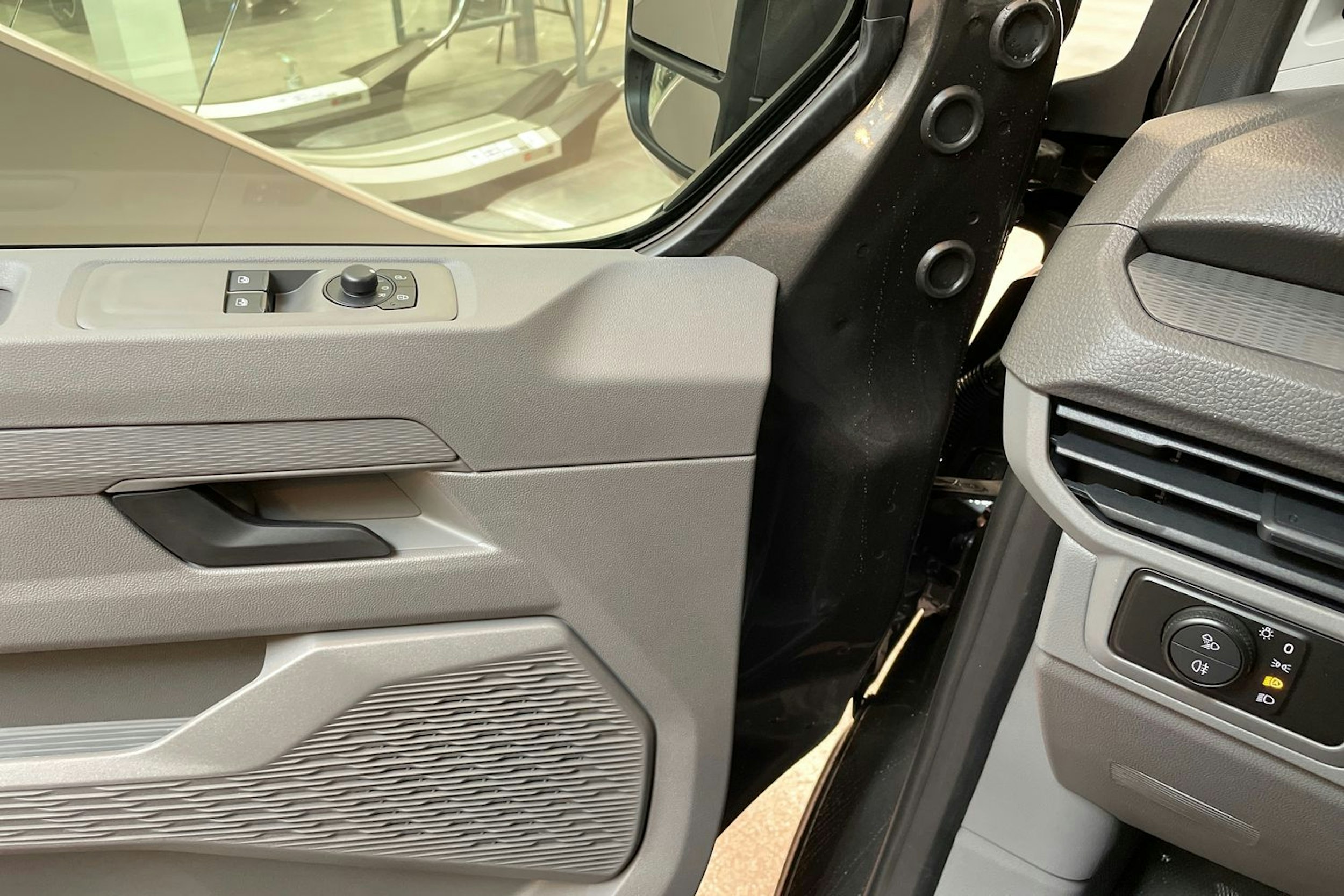 met. harmaa Volkswagen Transporter 2025 kuva 18.