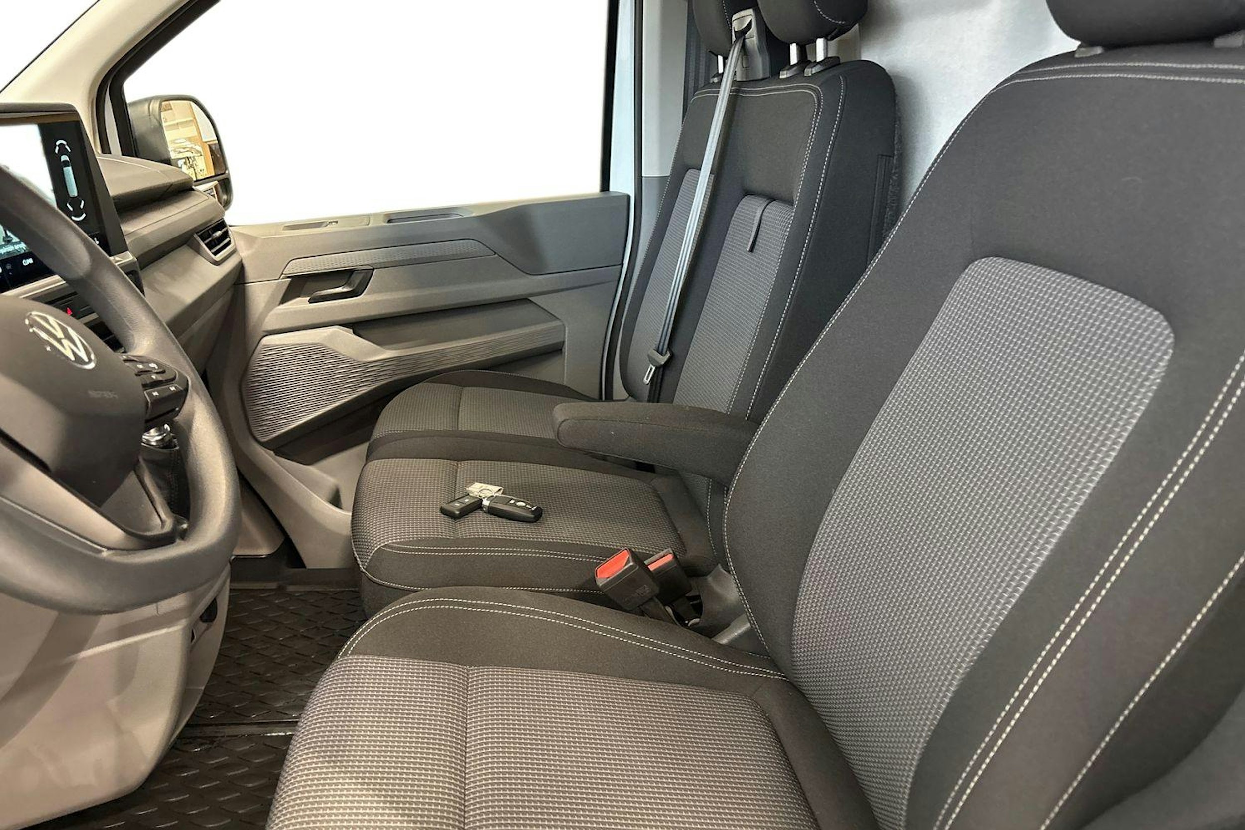 Valkoinen Volkswagen Transporter 2025 kuva 11.
