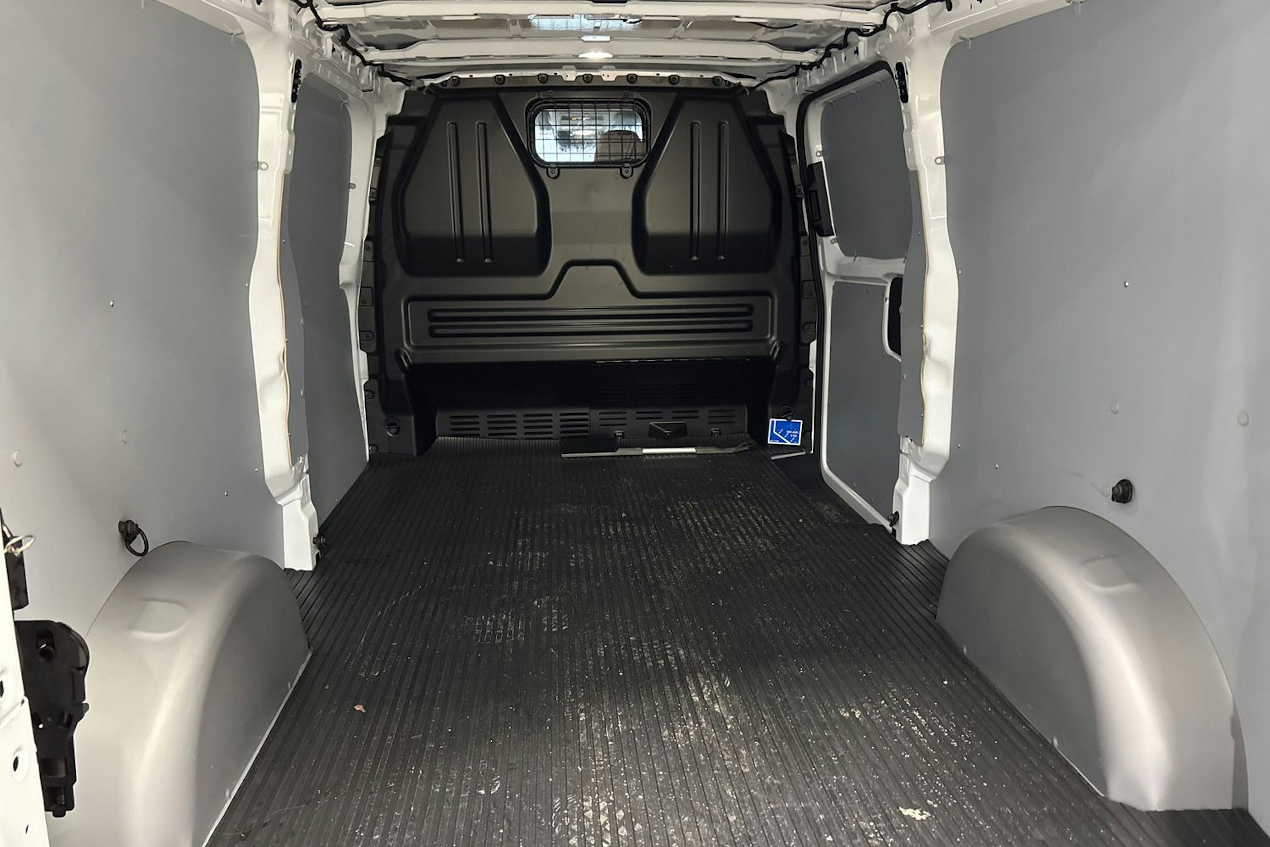 Valkoinen Volkswagen Transporter 2025 kuva 13.