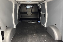 Valkoinen Volkswagen Transporter 2025 kuva 13.