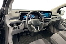 Musta Volkswagen Transporter 2025 kuva 8.