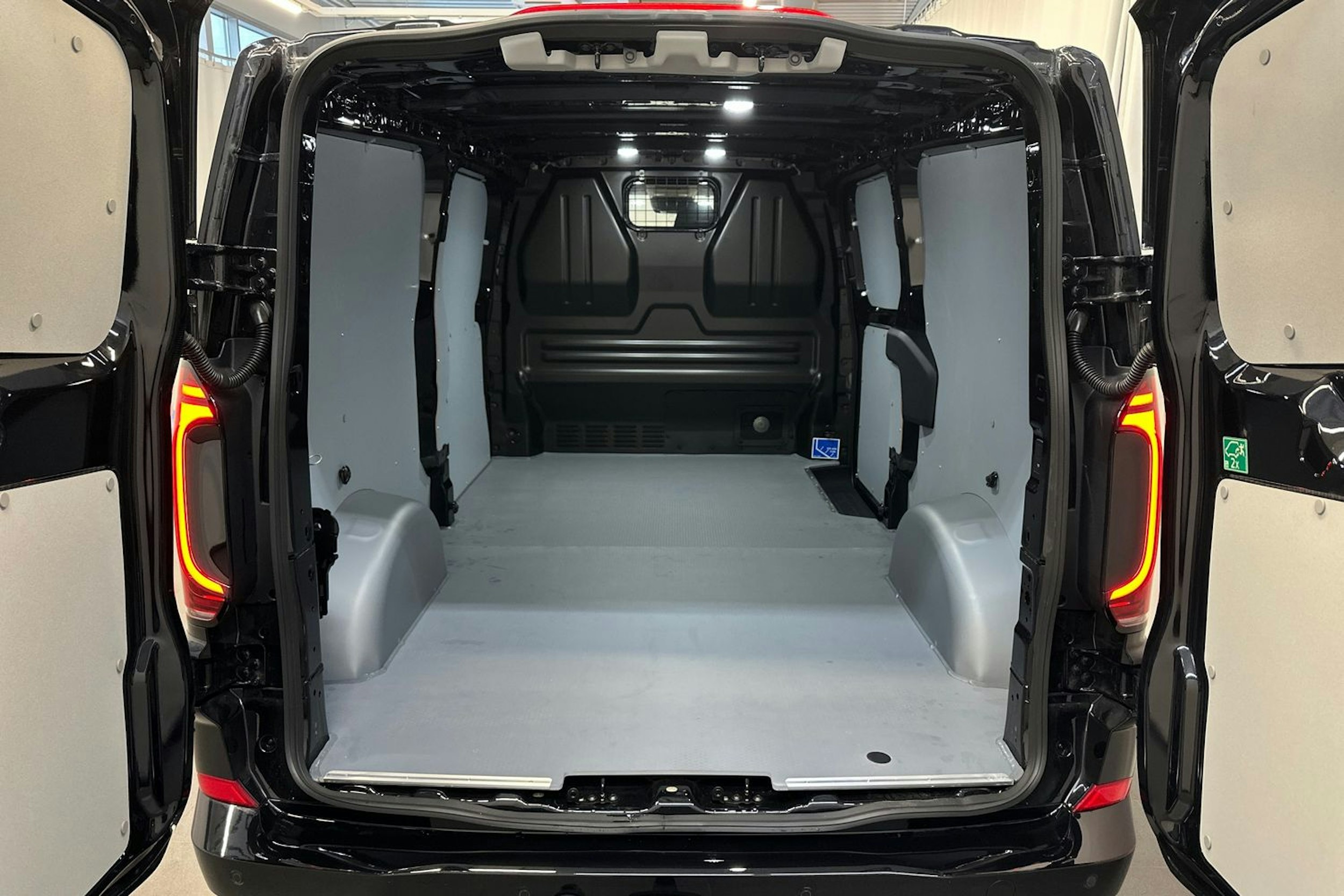 Musta Volkswagen Transporter 2025 kuva 13.