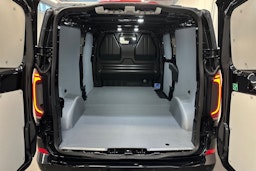 Musta Volkswagen Transporter 2025 kuva 13.