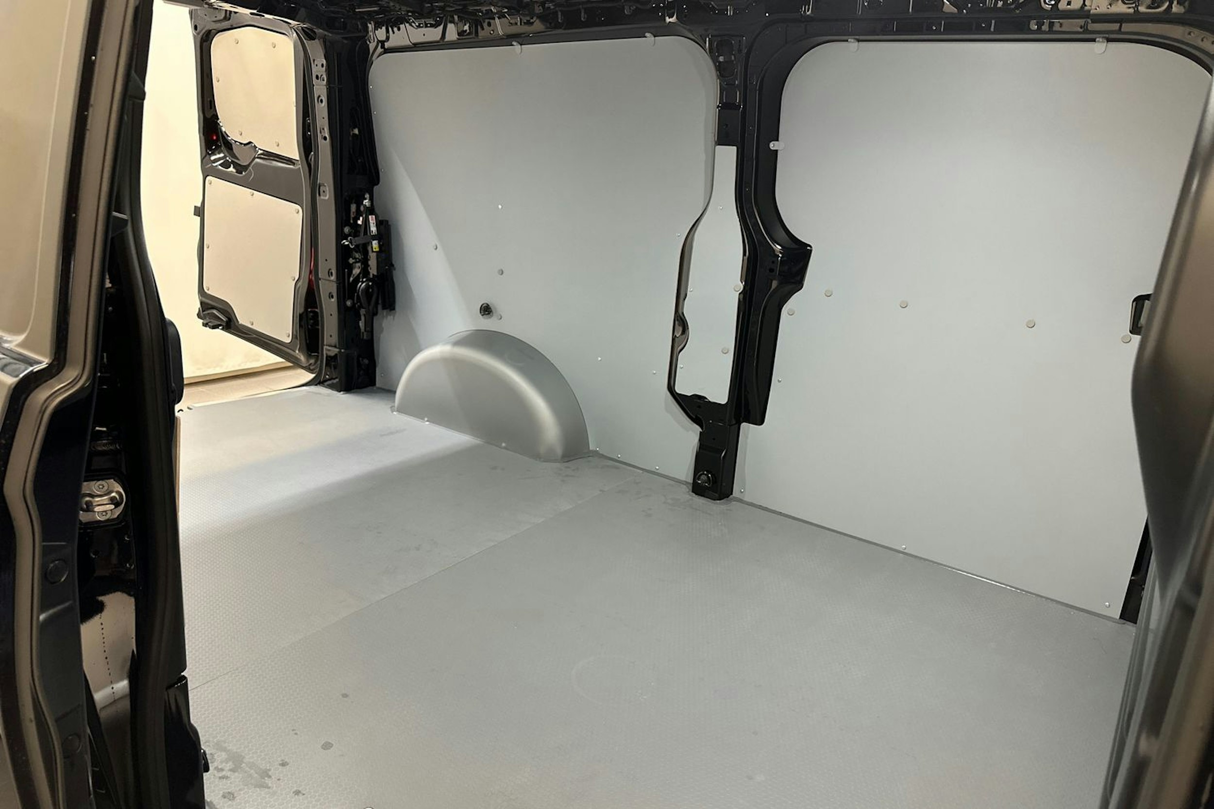 Musta Volkswagen Transporter 2025 kuva 14.