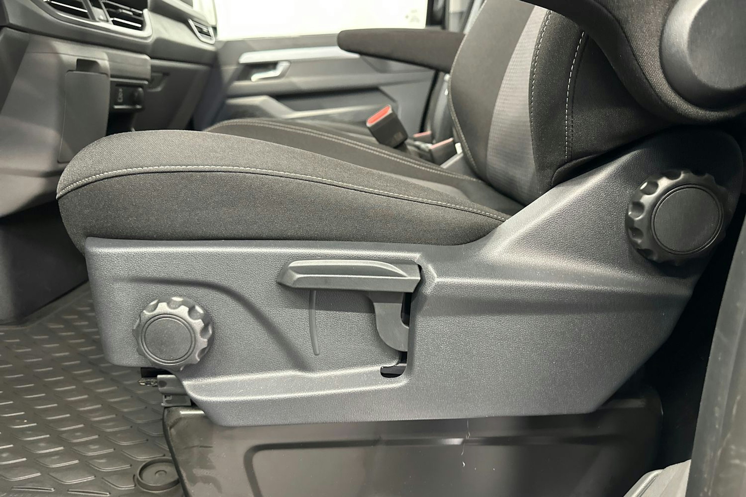 Musta Volkswagen Transporter 2025 kuva 16.