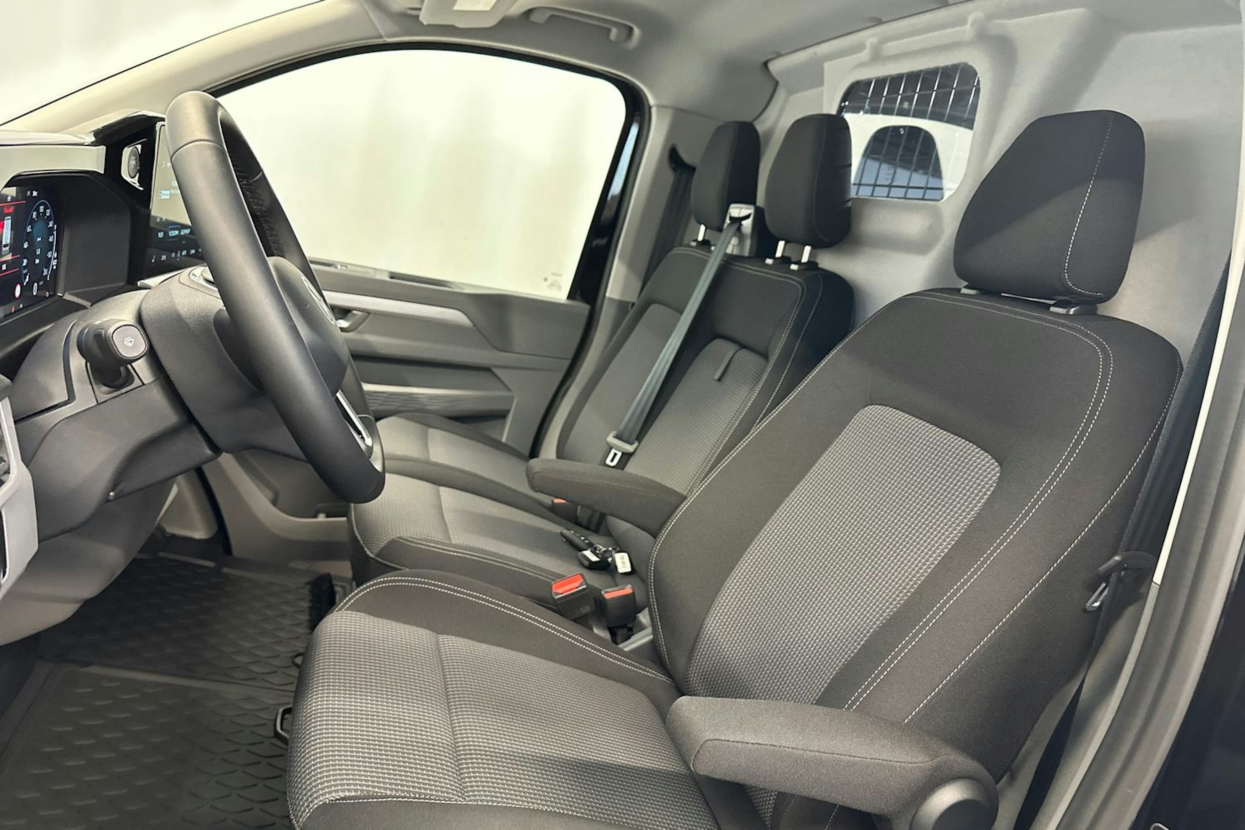 Musta Volkswagen Transporter 2025 kuva 17.