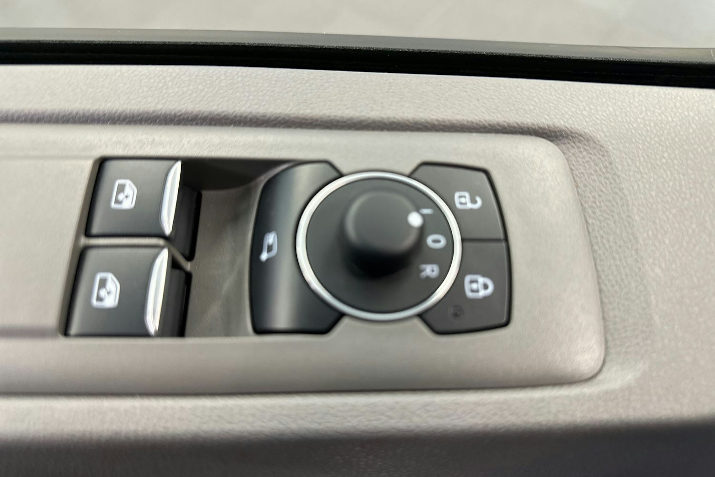 Musta Volkswagen Transporter 2025 kuva 18.