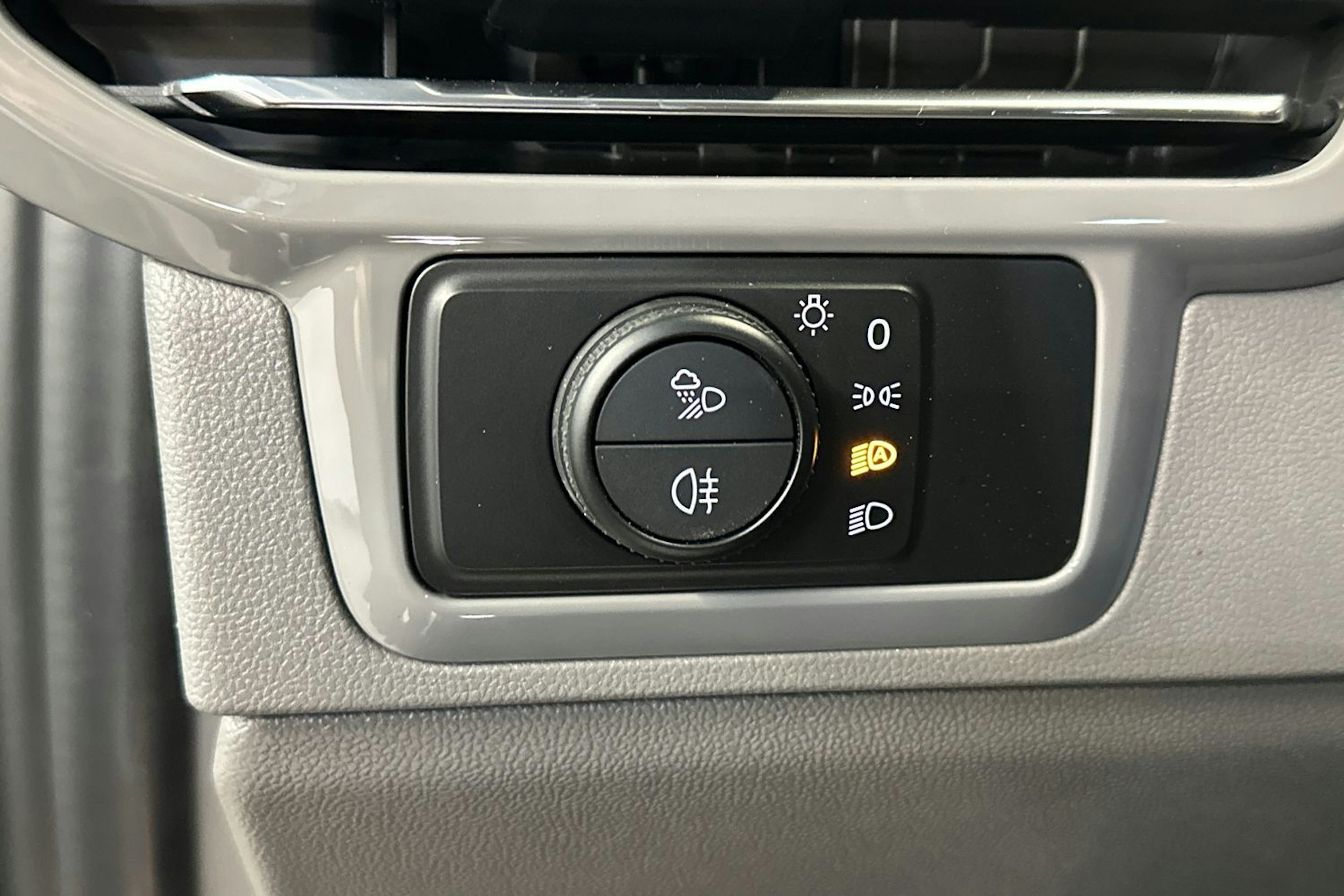 Musta Volkswagen Transporter 2025 kuva 19.