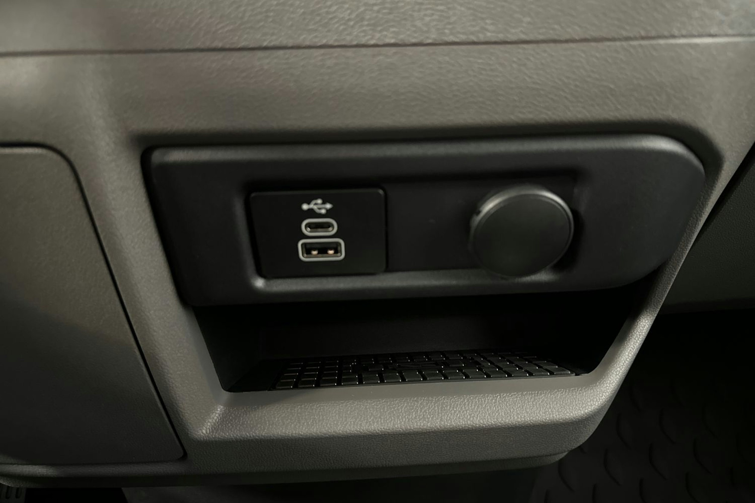 Musta Volkswagen Transporter 2025 kuva 29.