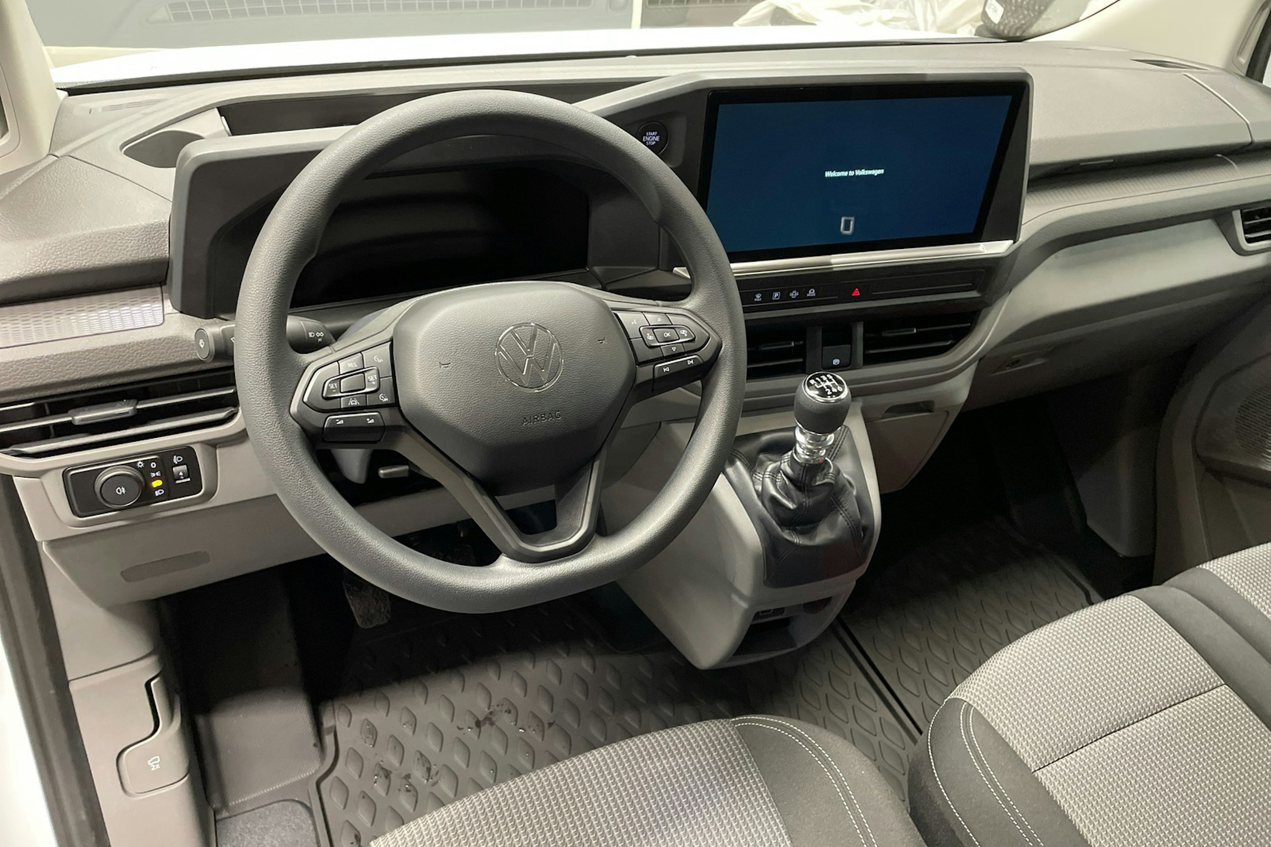 valkoinen Volkswagen Transporter 2025 kuva 7.