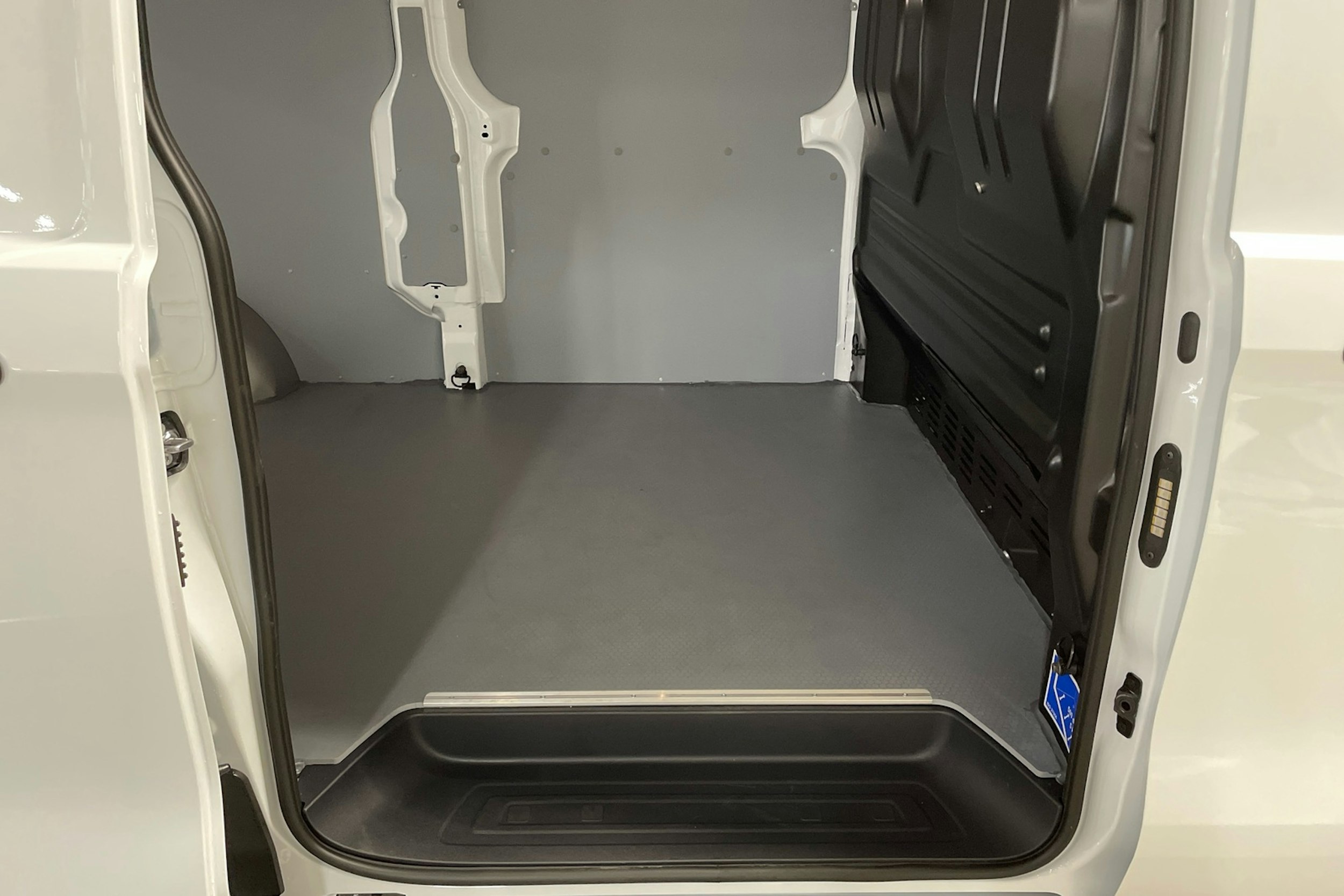 valkoinen Volkswagen Transporter 2025 kuva 8.