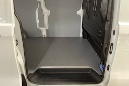 valkoinen Volkswagen Transporter 2025 kuva 8.