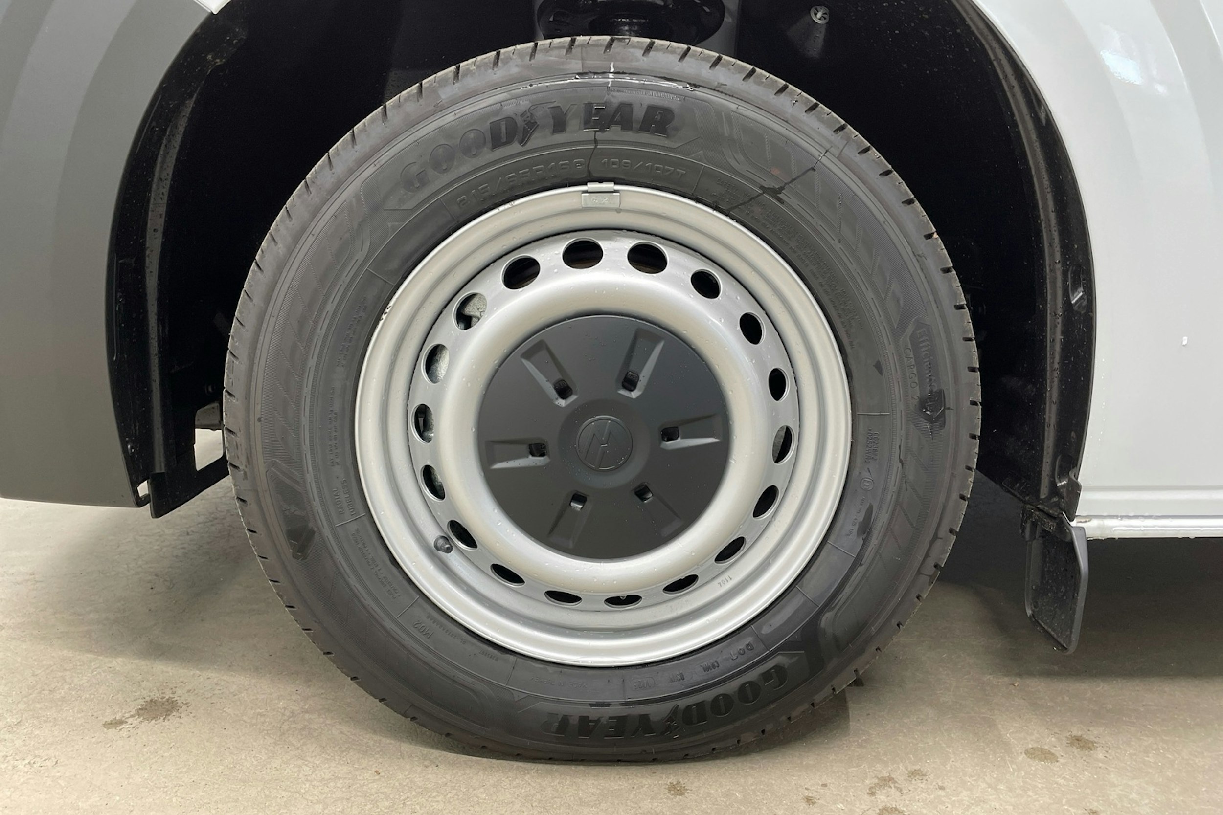 valkoinen Volkswagen Transporter 2025 kuva 9.