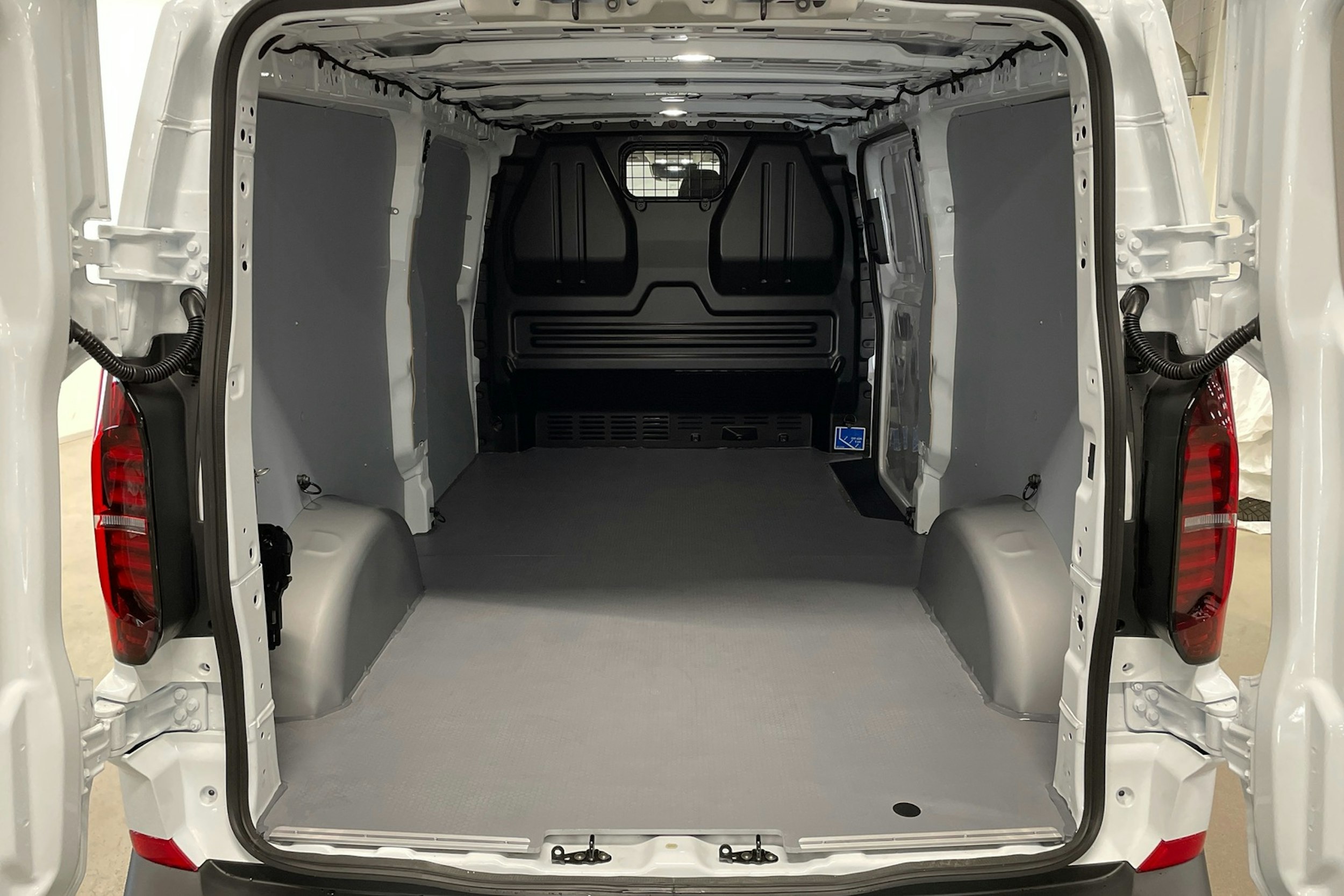 valkoinen Volkswagen Transporter 2025 kuva 10.