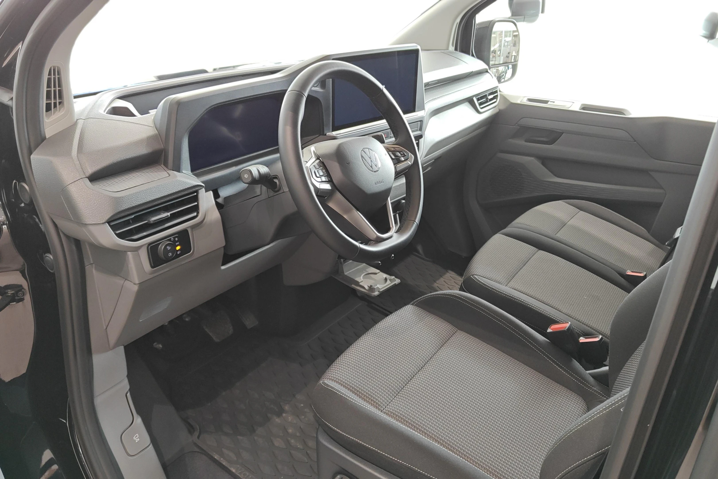 Musta Volkswagen Transporter 2025 kuva 8.