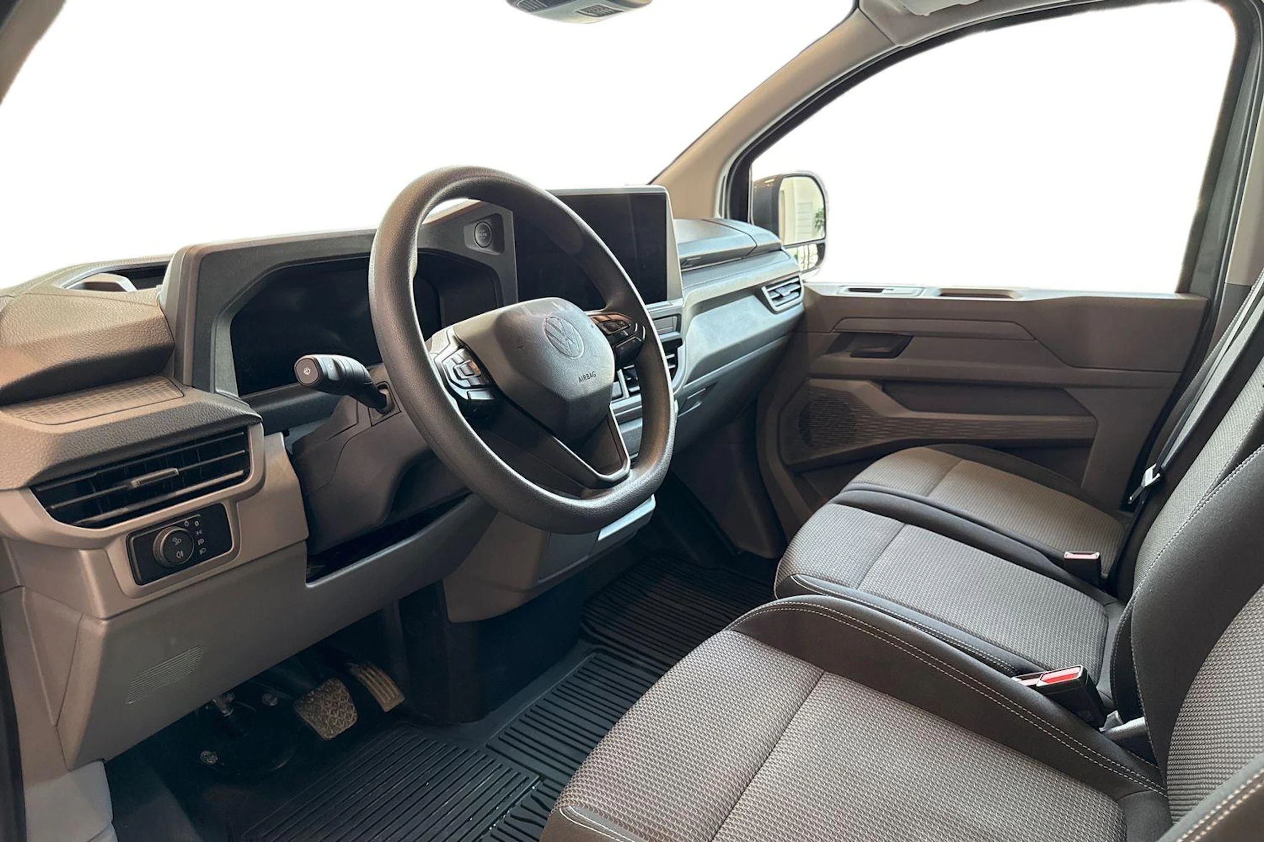 harmaa Volkswagen Transporter 2025 kuva 8.