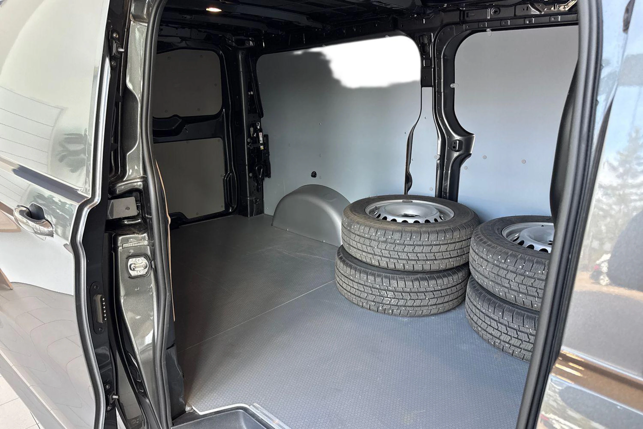 harmaa Volkswagen Transporter 2025 kuva 11.